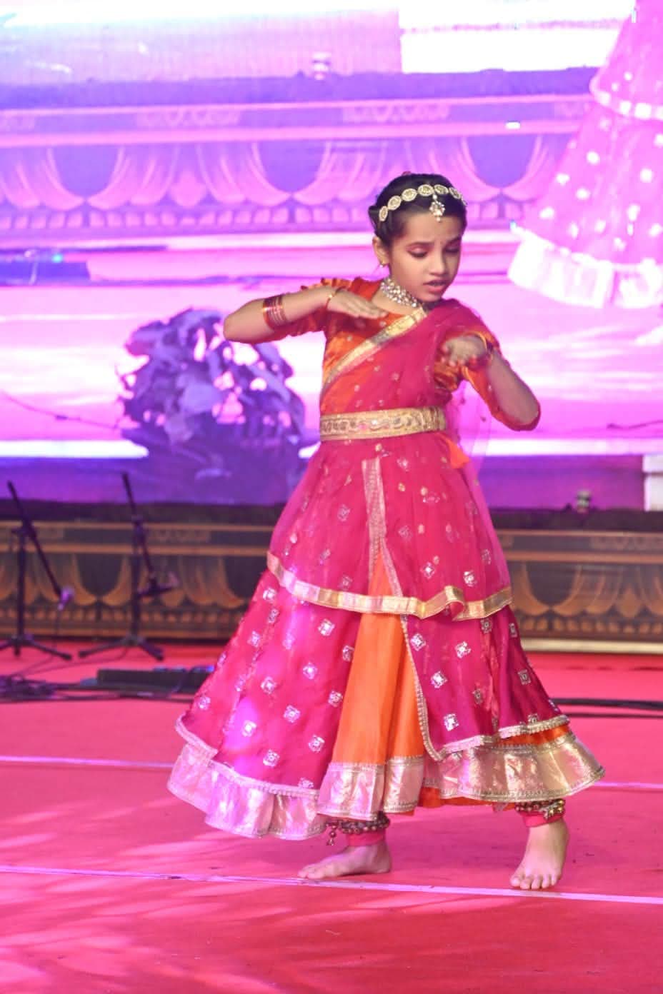 देवा मेले में नन्हीं नव्या त्रिपाठी ने ‘मोहे रंग दो श्याम’ पर कथक की भावपूर्ण प्रस्तुति दी। पारंपरिक वेश में उनकी नृत्य साधना ने भारतीय संस्कृति की झलक दिखाई, दर्शक मंत्रमुग्ध हो गए।
#BarabankiNews #DevaMela #ClassicalDance
