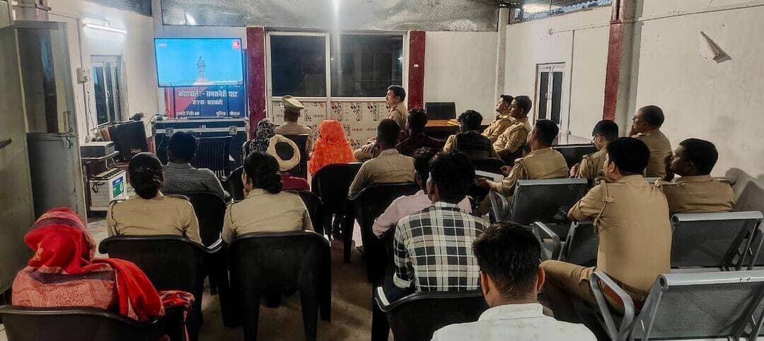 राष्ट्रीय एकता दिवस पर बाराबंकी पुलिस लाइन व थानों में एकता नगर से प्रसारित एकता परेड का लाइव प्रसारण हुआ। पुलिसकर्मियों और आमजन ने सरदार पटेल के आदर्शों को अपनाने का संकल्प लिया।
#BarabankiPolice #EktaDiwas2026 #SardarPatelJayanti