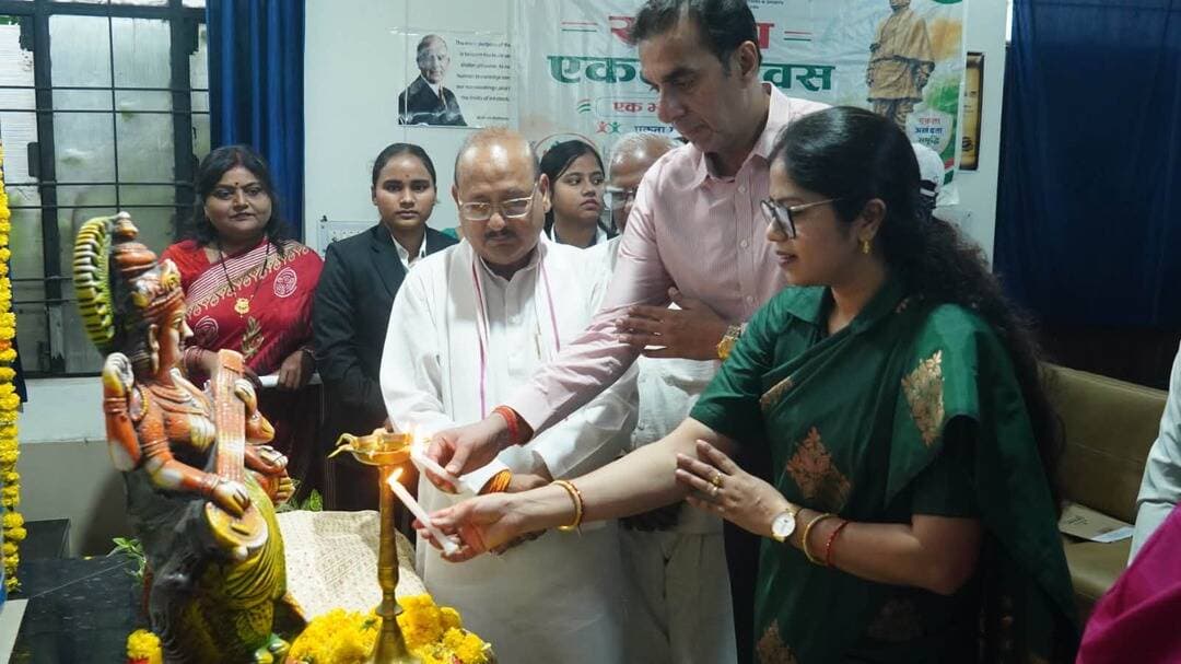बाराबंकी के अवध लॉ कॉलेज में ‘विकसित भारत: युवा संवाद’ कार्यक्रम आयोजित हुआ। एमएलसी अंगद सिंह ने मतदान के महत्व पर प्रकाश डाला, नशा मुक्ति और एकता दिवस की शपथ दिलाई।
#AvadhLawCollege #ViksitBharat #KnowYourVote
