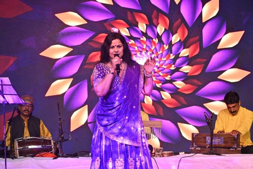 देवा मेला: संजू सिंह के भजनों और लोकगीतों ने बांधा समां, ‘स्वर झंकार’ में गूंजी अवध की मिठास
_बाराबंकी / देवा - 31 अक्टूबर_
देवा मेला 2026 की सांस्कृतिक संध्या ‘स्वर झंकार’ में शनिवार को लोकगायिका संजू सिंह ने अपनी गायकी से समां बांध दिया। आकाशवाणी और दूरदर्शन की प्रख्यात कलाकार संजू ने भक्ति और लोकगीतों की प्रस्तुति दी।
‘जो रब है वही राम है’ भजन से सर्वधर्म समभाव का संदेश दिया तो ‘जय-जय छठी महारानी’, ‘खो गइले बलमा हमार, रखी रे देवा के मेला में’ जैसे छठ और बिदेसिया गीतों ने श्रोताओं को झूमने पर मजबूर कर दिया। कबीर का निर्गुण भजन ‘दाग कहां से लागल चूनर में’ भी आकर्षण रहा।
ढोलक पर पं. सुभाष कन्नौजिया, बैंजो पर दीना, हारमोनियम पर चंद्रेश पांडेय ने संगत की।