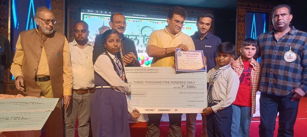 देवा मेले में बाल दिवस पर 5 प्रतियोगिताओं का आयोजन हुआ। जूनियर-सीनियर वर्ग में छात्र-छात्राओं ने निबंध, चित्रकला, रंगोली, वाद-विवाद और मेहंदी में अपनी प्रतिभा का उत्कृष्ट प्रदर्शन किया।
#DevaMela #BarabankiNews #BachchonKiPratibha