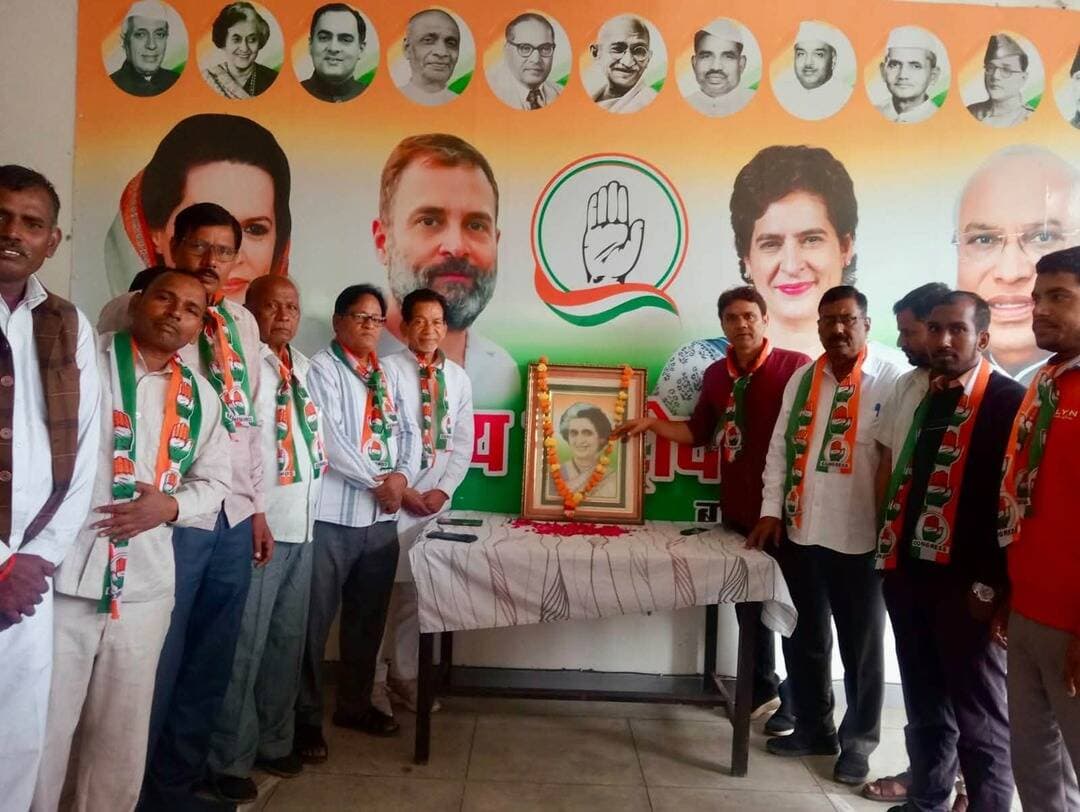बाराबंकी: सरदार पटेल जयंती और इंदिरा गांधी के शहादत दिवस पर कांग्रेस ने दी श्रद्धांजलि
_बाराबंकी - 31 अक्टूबर_
जिला कांग्रेस कार्यालय पर लौह पुरुष सरदार पटेल की जयंती और पूर्व PM इंदिरा गांधी के शहादत दिवस पर श्रद्धांजलि कार्यक्रम आयोजित हुआ। दोनों विभूतियों के चित्रों पर माल्यार्पण कर उनके योगदान को याद किया गया।
जिलाध्यक्ष मोहम्मद मोहसिन ने कहा - सरदार पटेल ने रियासतों का एकीकरण कर भारत को एकता की ताकत दी, वहीं इंदिरा गांधी ने अपने साहसिक फैसलों और 1971 के नेतृत्व से देश की प्रतिष्ठा विश्व में बढ़ाई। उनका जीवन आने वाली पीढ़ियों के लिए प्रेरणा है।
कार्यक्रम में प्रश्नोत्तरी भी हुई। इस दौरान राजेन्द्र वर्मा फोटोवाला, अजीत वर्मा, आरडी राव, केसी श्रीवास्तव समेत कई कांग्रेस कार्यकर्ता मौजूद रहे।