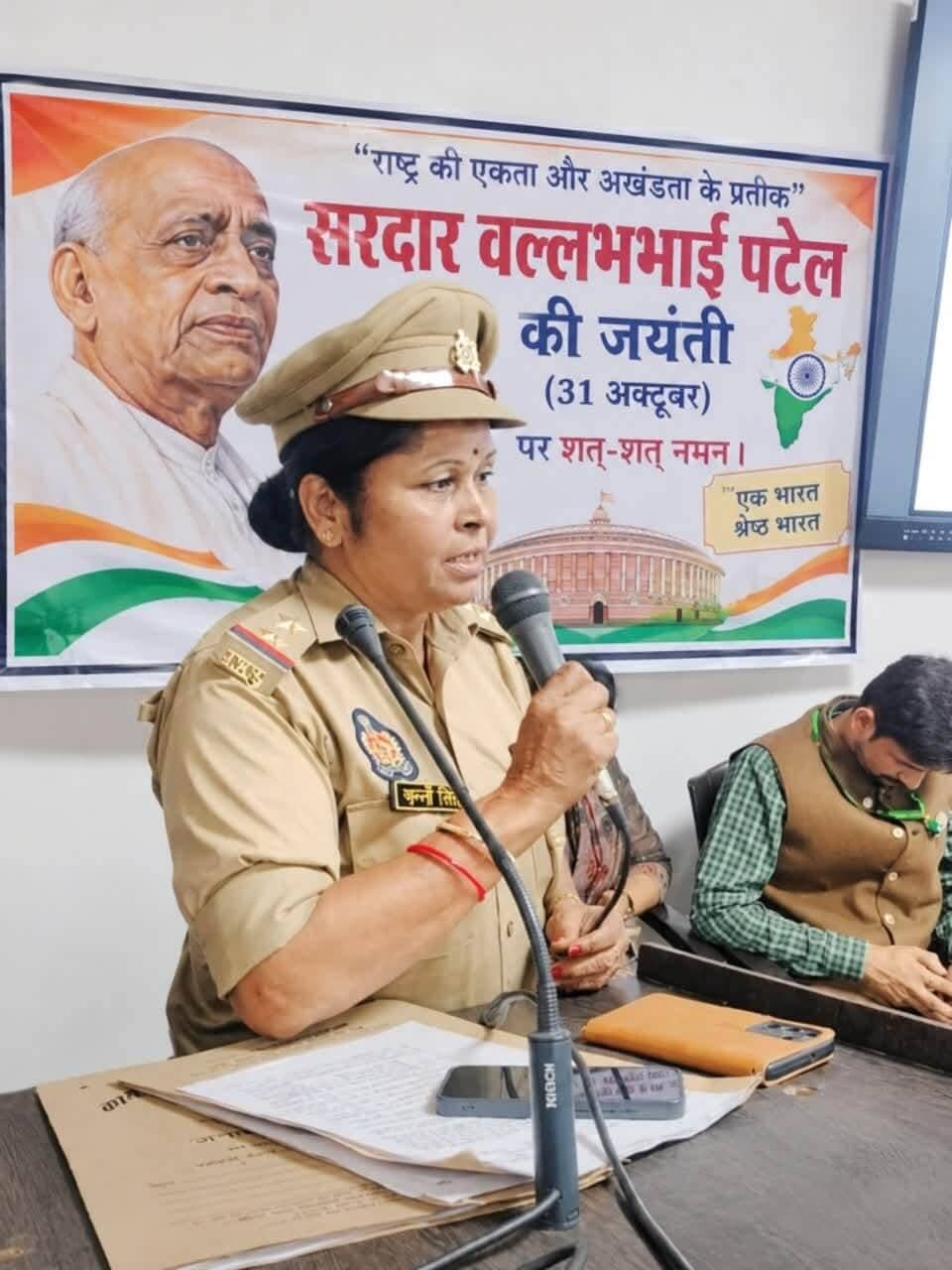 #बाराबंकी: राष्ट्रीय एकता दिवस पर छात्राओं को दिलाई एकता की शपथ, महिला सुरक्षा के हेल्पलाइन नंबर बताए
_बाराबंकी - 31 अक्टूबर 2026_
सरदार वल्लभभाई पटेल जयंती (राष्ट्रीय एकता दिवस) पर एसपी श्रीमती रवीना त्यागी के निर्देशन में बाराबंकी पुलिस ने जागरूकता अभियान चलाया।
पायनियर मोंटेसरी कॉलेज में महिला एवं बाल सुरक्षा संगठन प्रभारी उ0नि0 मुन्नी सिंह द्वारा छात्र-छात्राओं को देश की एकता, अखंडता और भाईचारे की शपथ दिलाई गई।
इस दौरान बालिकाओं को उनके कानूनी अधिकारों, आत्मरक्षा और सुरक्षा उपायों के बारे में जागरूक किया गया। साथ ही आपात स्थिति में मदद के लिए हेल्पलाइन नंबरों - 1090, 112, 181, 1076 और 1930 के बारे में विस्तार से जानकारी दी गई।