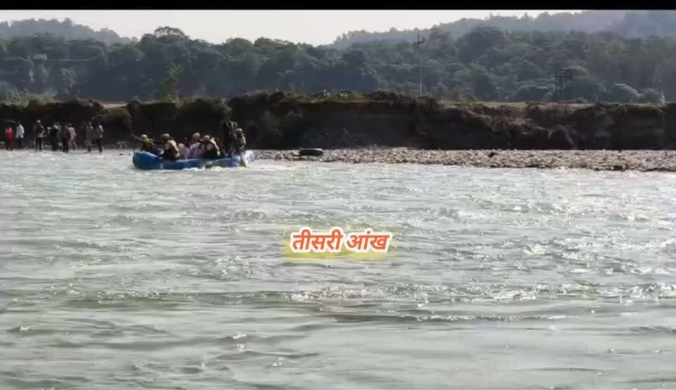 हरिद्वार में गंगा का अचानक बढ़ा जलस्तर, टापू पर फंसे 45 श्रद्धालु; SDRF ने किया सुरक्षित रेस्क्यू।
हरिद्वार में हरकीपौड़ी के समीप पंडित दीनदयाल पार्किंग के पीछे मुख्य गंगा में स्नान कर रहे 40 से 45 श्रद्धालु अचानक जलस्तर बढ़ने से टापू पर फंस गए। बताया जा रहा है कि भीमगोड़ा बैराज से पानी छोड़े जाने के बाद यह स्थिति बनी। सूचना पर पहुंची SDRF और जल पुलिस की टीमों ने राफ्ट की मदद से सभी श्रद्धालुओं को सुरक्षित बाहर निकाल लिया। गनीमत रही कि हादसे में कोई जनहानि नहीं हुई।
#viralreelschallenge