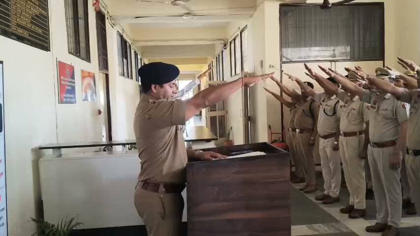 पलवल पुलिस ने हर्षोल्लास एवं गरिमा के साथ मनाया राष्ट्रीय एकता दिवस, अधिकारियों व कर्मचारियों ने ली देश की एकता और अखंडता की शपथ।
Aonenews अरविन्द बक्शी
पुलिस अधीक्षक दीप्ति गर्ग, आईपीएस ने अधिकारियों व जवानों को लौह पुरुष सरदार वल्लभभाई पटेल के उच्च आदर्शों, अनुशासन और राष्ट्रभक्ति को अपने दैनिक कार्यों एवं आचरण में आत्मसात करने का आह्वान किया।
*पलवल पुलिस निष्पक्षता, संवेदनशीलता और पारदर्शिता के साथ आमजन की सेवा में सदैव तत्पर-दीप्ति गर्ग, एसपी पलवल।*
पुलिस प्रवक्ता कार्यालय से प्राप्त जानकारी के अनुसार लौह पुरुष सरदार वल्लभभाई पटेल की जयंती के पावन अवसर पर आज पलवल जिला पुलिस द्वारा जिला पुलिस मुख्यालय सहित सभी थानों, पुलिस चौकियों तथा विभिन्न अपराध शाखाओं में राष्ट्रीय एकता दिवस अत्यंत श्रद्धा और गरिमा के साथ मनाया गया। इस उपलक्ष्य में जिला भर के पुलिस परिसरों में विशेष कार्यक्रमों एवं शपथ ग्रहण समारोहों का आयोजन किया गया।
जिला पुलिस मुख्यालय में आयोजित मुख्य शपथ ग्रहण समारोह में डीएसपी मुख्यालय श्री नरेंद्र सिंह खटाना ने उपस्थित समस्त पुलिस अधिकारियों एवं कर्मचारियों को देश की एकता, अखंडता और सुरक्षा को अक्षुण्ण रखने की शपथ दिलाई। उन्होंने सभी कर्मियों को आंतरिक सुरक्षा सुनिश्चित करने तथा पूरी निष्ठा, ईमानदारी और समर्पण के साथ अपने कर्तव्य पथ पर आगे बढ़ने का संकल्प दिलवाया।
इस अवसर पर जिला पुलिस अधीक्षक दीप्ति गर्ग, आईपीएस ने अपने संदेश में कहा कि सरदार वल्लभभाई पटेल एक सशक्त, संगठित और आत्मनिर्भर भारत के शिल्पकार थे। उन्होंने विपरीत परिस्थितियों में भी सैकड़ों रियासतों का विलय कर आधुनिक भारत की मजबूत नींव रखी। उनका जीवन और विचार हम सभी के लिए सदैव प्रेरणा का स्रोत हैं।
पुलिस अधीक्षक ने अपने संदेश में आगे कहा कि पुलिस बल की प्राथमिक जिम्मेदारी समाज में शांति, सद्भाव और कानून का राज बनाए रखना है। कानून व्यवस्था तभी सुदृढ़ रह सकती है जब हर नागरिक खुद को सुरक्षित और सम्मानित महसूस करे। उन्होंने सभी अधिकारियों व जवानों को सरदार पटेल के उच्च आदर्शों, अनुशासन और राष्ट्रभक्ति को अपने दैनिक कार्यों एवं आचरण में आत्मसात करने का आह्वान किया। साथ ही उन्होंने यह भी दोहराया कि पुलिस निष्पक्षता, संवेदनशीलता और पारदर्शिता के साथ आमजन की सेवा में सदैव तत्पर रहे।
मुख्यालय के साथ-साथ जिले के सभी थाना प्रबंधकों, चौकी प्रभारियों तथा क्राइम यूनिटों के प्रभारियों ने भी अपने-अपने अधिकार क्षेत्र में शपथ ग्रहण कार्यक्रम आयोजित किए। इस दौरान सभी पुलिसकर्मियों ने सरदार वल्लभभाई पटेल के पदचिह्नों पर चलकर देश की आंतरिक सुरक्षा और संप्रभुता को हर हाल में अक्षुण्ण बनाए रखने का दृढ़ संकल्प लिया।