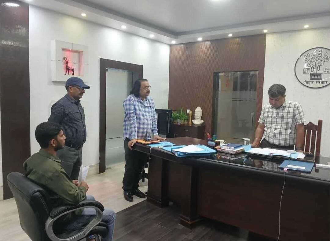 आज दिनांक 31.10.2028 को जिला पदाधिकारी, रोहतास द्वारा लोक शिकायत निवारण अंतर्गत प्राप्त द्वितीय अपील आवेदनों पर सुनवाई के दौरान दस मामलों का निस्तारण किया गया।
लोक शिकायत निवारण के द्वितीय अपील अन्तर्गत प्राप्त 17 अपील आवेदनों पर जिला पदाधिकारी, रोहतास द्वारा सुनवाई की गयी। सुनवाई के दौरान लोक एल प्राधिकार के रूप में अपर समाहर्ता-सह-अपर जिला दण्डाधिकारी, अपर समाहर्ता आपदा प्रबंधन, जिला पंचायत राज पदाधिकारी, जिला प्रोग्राम पदाधिकारी, अनुमण्डल पदाधिकारी सासाराम, अनुमण्डल पदाधिकारी बिक्रमगंज, अनुमण्डल पदाधिकारी डिहरी, भूमि सुधार उप समाहर्ता सासाराम, भूमि सुधार उप समाहर्ता डिहरी उपस्थित रहें। लोक प्राधिकार द्वारा अनुपालन प्रतिवेदन समर्पित किया गया। प्राप्त अनुपालन प्रतिवेदन के आलोक में सुनवाई की गई तथा उपस्थित पक्षों को विस्तार से सुना गया। सुनवाई के दौरान कामता दूबे, राजरूप चौधरी, राजरूप चौधरी, रंजन कुमार, मिथलेश यादव, रजनीश कुमार, राधेश्याम राम, निधि कुमारी, प्रमीला देवी, सतेन्द्र राम के शिकायतों का निराकरण करते हुए निष्पादित किया गया। शेष एल मामले में लोक प्राधिकार को निर्देश दिया गया कि अगली निर्धारित तिथि को एल अनुपालन प्रतिवेदन के साथ उपस्थित रहें। साथ हीं लोक प्राधिकार को परिवादों के निस्तारण हेतु कई निर्देश भी दिए गए।
#IPRD
#BiharGovernment
#RohtasAdministration
#PublicService
#CMSamrat
#samratchoudhary
Information & Public Relations Department, Government of Bihar