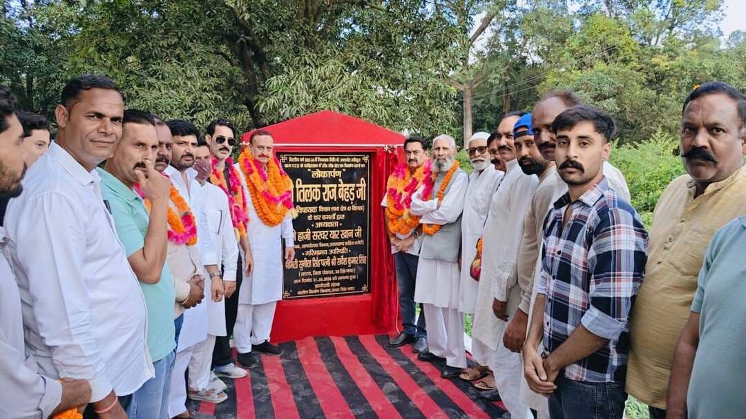 *विधायक तिलक राज बेहड़ ने ग्राम दरऊ में 25 लाख रुपये की लागत से कराए गए विकास कार्यों का किया लोकार्पण*
किच्छा विधायक तिलक राज बेहड़ ने ग्राम दरऊ में विधायक निधि से कराए गए 04 विकास कार्यों का फीता काटकर एवं नारियल फोड़कर विधिवत लोकार्पण किया।
लोकार्पित कार्यों में कुल 25 लाख 52 हजार रुपये की लागत से ग्राम दरऊ के मुख्य मार्ग के पास मरहूम हाजी मोहम्मद सरवत यार खान द्वार लागत 11.02 लाख ,कब्रिस्तान में सीसी सड़क निर्माण लागत 4.50 लाख, मजार मंडिया में टीनशेड एवं फर्श निर्माण लागत 5 लाख तथा आंबेडकर पार्क में सौंदर्यीकरण का कार्य लागत 5 लाख है।
इस अवसर पर विधायक तिलक राज बेहड़ ने कहा कि क्षेत्र के विकास के साथ-साथ अल्पसंख्यक समाज की आवश्यकताओं को ध्यान में रखते हुए भी लगातार विकास कार्य कराए जा रहे हैं। उन्होंने बताया कि पूर्व में क्षेत्र के दो कब्रिस्तानों(छिनकी,दरऊ) में सौंदर्यीकरण के कार्य पूर्ण कराए जा चुके हैं, जबकि तीन कब्रिस्तानों (कच्ची खमरिया,लालपुर और कुर्रेय्या) में वर्तमान में कार्य प्रगति पर हैं।
उन्होंने बताया कि ग्राम सैजना में भी लगभग 21 लाख रुपये की लागत से कब्रिस्तान में सौद्रियकरण के विभिन्न निर्माण कार्यों की स्वीकृति प्राप्त हो चुकी है 15-20 दिन के अंदर काम शुरू हो जाएगा । इसके अतिरिक्त क्षेत्र में विकास कार्यों को गति देने के लिए शासन से तीन और कार्यों की स्वीकृति दिलाने के प्रयास किए जा रहे हैं।
विधायक ने बताया कि किच्छा दरऊ चौक से ग्राम दरऊ तक 8 किलोमीटर मुख्य मार्ग के सुधार एवं सुदृढ़ीकरण का कार्य लगभग 2 करोड़ रुपये की लागत से शीघ्र प्रारंभ होने जा रहा है। इस सड़क के निर्माण एवं सुधार से क्षेत्र के लोगों को आवागमन में सुविधा मिलेगी और लंबे समय से चली आ रही सड़क संबंधी समस्या का समाधान होगा।
उद्घाटन कार्यक्रम के बाद बेहड़ ने सभा को सम्भोधित किया कहा कि उनका प्रयास है कि क्षेत्र के प्रत्येक गांव में बिना किसी भेदभाव के विकास कार्य कराए जाएं तथा जनता की मांग और आवश्यकता के अनुरूप सड़क, सौंदर्यीकरण एवं अन्य मूलभूत सुविधाएं उपलब्ध कराई जाएं। भाजपा ने मुस्लिम क्षेत्रों की अनदेखी की है कांग्रेस हमेशा विकास की सोच रखती है | चाहे हिंदू गाँव हो, चाहे मुसलमान गाँव हो, चाहे सिख गाँव हो हमने गुरुद्वारों को भी पैसा दिया है। कई मंदिरों में हमने विकास कार्य कराये है ।हम सबको साथ लेकर चलते है कांग्रेस केवल विकास और भाईचारे की बात करती है |
सभा को संबोधित करते हुए बेहड़ ने कार्यकर्ताओं से आगामी विधानसभा चुनाव की तैयारियों में अभी से पूरी सक्रियता और एकजुटता के साथ जुटने का आह्वान किया। उन्होंने कहा कि सभी कार्यकर्ता संगठन को मजबूत बनाने के साथ-साथ कांग्रेस पार्टी की नीतियों, विचारधारा एवं क्षेत्र में कराए गए विकास कार्यों को जन-जन तक पहुंचाएं तथा जनता के बीच निरंतर संपर्क बनाए रखें। उन्होंने कार्यकर्ताओं से आगामी विधानसभा चुनाव को लेकर बूथ स्तर तक संगठन को मजबूत करने और पूरी जिम्मेदारी के साथ अपनी भूमिका निभाने का आह्वान किया।
इस दौरान ग्रामवासियों ने विधायक का फूल मालायों व ढोल नगाड़ों से भव्य स्वागत करते हुए विकास कार्यों के लिए आभार व्यक्त किया।
इस दौरान कांग्रेस प्रदेश उपाध्यक्ष हाजी सरवर यार खान,किच्छा नगर पालिका अध्यक्ष राजेश प्रताप सिंह,कांग्रेस ब्लाक अध्यक्ष गुलशन सिन्धी,जिला पंचायत सदस्य पति मेजर सिंह,दर्शन कोली, गुड्डू तिवारी,नासिर खान,विजय यादव, फजील खान, सादाब, कामरान खान,मुख्त्यार खान,मोंटी, सभात यार खान,अफसार अली,जाकिर,सदाकत खान,राम सिंह,जिद यार खान,रिजाकत खान ,धारा सिंह ,आतिफ खान,सरन परेवाल,डिम्पल सिंह, समेत सैकड़ो की तादात में ग्रामवासी उपस्थित रहे |