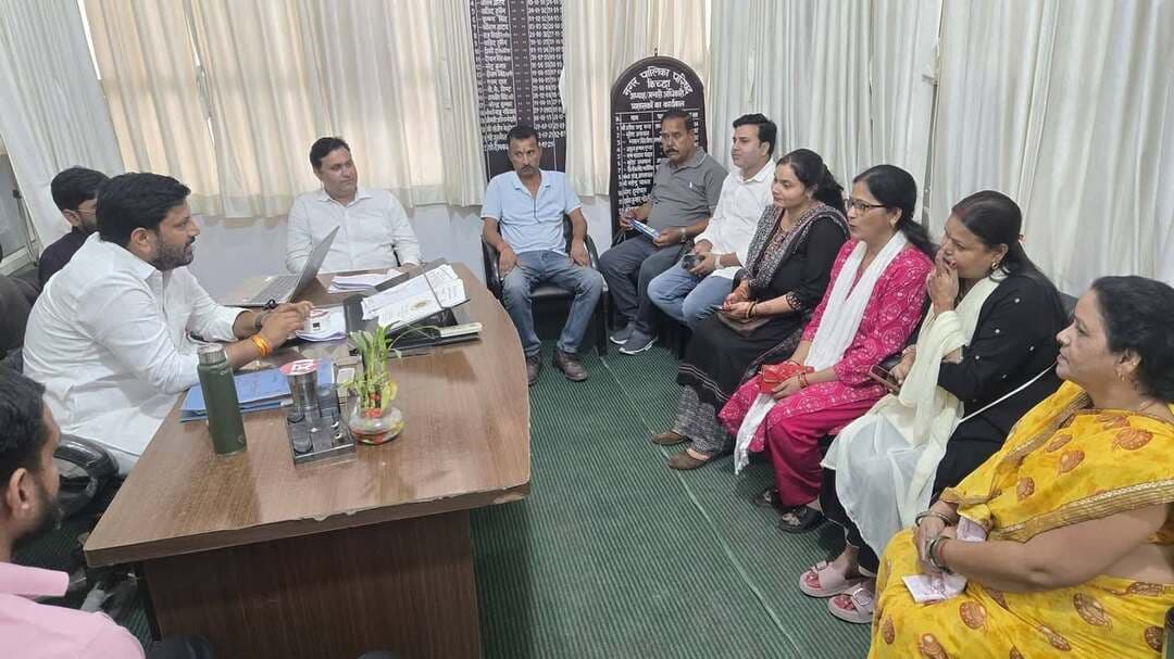 नगर पालिका परिषद किच्छा कार्यालय में उपस्थित रहकर क्षेत्र से आए सम्मानित नागरिकों की समस्याओं एवं शिकायतों को गंभीरतापूर्वक सुना। इस दौरान संबंधित अधिकारियों एवं कर्मचारियों को जनसमस्याओं के त्वरित एवं प्रभावी निस्तारण हेतु आवश्यक दिशा-निर्देश दिए।
जनता की सेवा करना मेरा प्रथम कर्तव्य है। हमारा प्रयास है कि नगर के प्रत्येक नागरिक की समस्याओं का प्राथमिकता के आधार पर समाधान हो और उन्हें बेहतर सुविधाएं उपलब्ध कराई जा सकें।
आपका विश्वास, मेरी जिम्मेदारी। जनसेवा ही हमारा संकल्प!