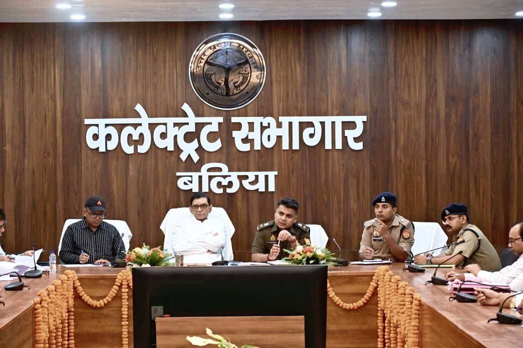 #बलिया में अपराधियों को सजा दिलाने की पैरवी होगी और तेज, जघन्य अपराधों में अब किसी भी तरह की लापरवाही बर्दाश्त नहीं होगी! #जिलाधिकारी ज्ञानेंद्र सिंह और #पुलिस #अधीक्षक डॉ. ईरज राजा ने कलेक्ट्रेट सभागार में अभियोजन अधिकारियों, कर्मचारियों और शासकीय अधिवक्ताओं के साथ #उच्चस्तरीय समीक्षा #बैठक कर साफ संदेश दिया कि ऑपरेशन कनविक्शन के तहत पाक्सो एक्ट, एससी-एसटी एक्ट, हत्या और महिला अपराधों से जुड़े मामलों में प्रभावी पैरवी कर दोषियों को जल्द से जल्द कड़ी सजा दिलाई जाए। विवेचना की गुणवत्ता, चार्जशीट की कानूनी जांच, गवाहों की शत-प्रतिशत उपस्थिति और माल मुकदमाती के बेहतर प्रबंधन पर विशेष जोर दिया गया। पुलिस और अभियोजन विभाग के बीच बेहतर समन्वय बनाकर पीड़ित परिवारों को त्वरित न्याय दिलाने की रणनीति तैयार की गई। अधिकारियों ने स्पष्ट किया कि अपराधियों को सजा दिलाने में किसी भी स्तर पर लापरवाही या शिथिलता बर्दाश्त नहीं की जाएगी।
#followerseveryone #nonfollowersviewers
#BalliaPolice #OperationConviction #JusticeForVictims #UttarPradeshPolice #CrimeControl
