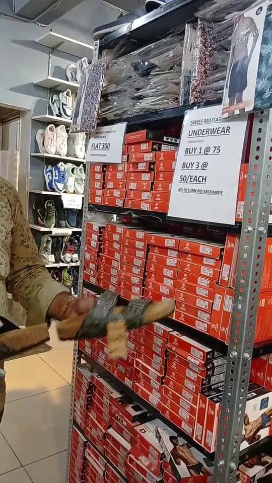 ऑनलाइन से भी सस्ता देने का दावा,ब्रांडेड जूते बजट में...
Shoebros
Address - 1b/164 nit 1 near rajmandir hyper market
Contact no-9315736760
#shoebros
#Shoes
#DiscountDeals
#voiceoffaridabad
#Voiceoffreedom