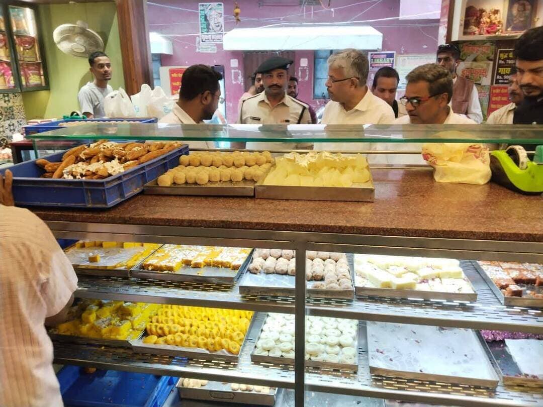 दीपावली-छठ से पहले कटिहार में मिलावटी मिठाइयों के खिलाफ प्रशासन का बड़ा एक्शन..6 प्रतिष्ठानों से खोया, पनीर, बर्फी और गुलाब जामुन के नमूने जब्त.. 45 किलो संदिग्ध मिठाइयां कराई गईं नष्ट...2 दुकानदारों को 24 घंटे का अल्टीमेटम, शुद्ध मिठाई बेचने की सख्त हिदायत...