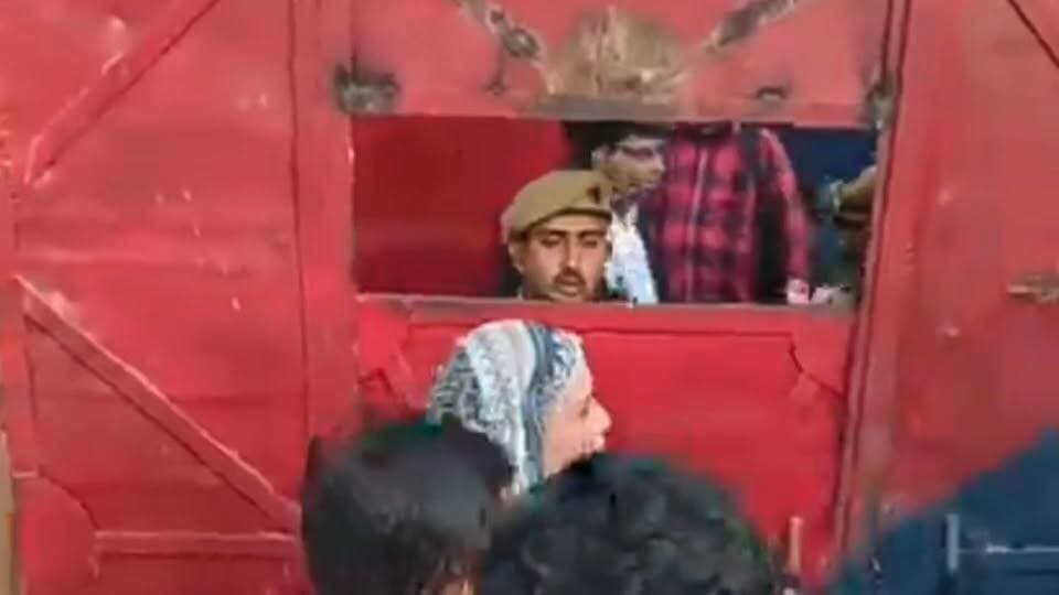 कासगंज-आजम खान की रिहाई की खबर पर रामपुर जेल पहुंचीं पटियाली की सपा विधायक नादिरा सुल्तान।