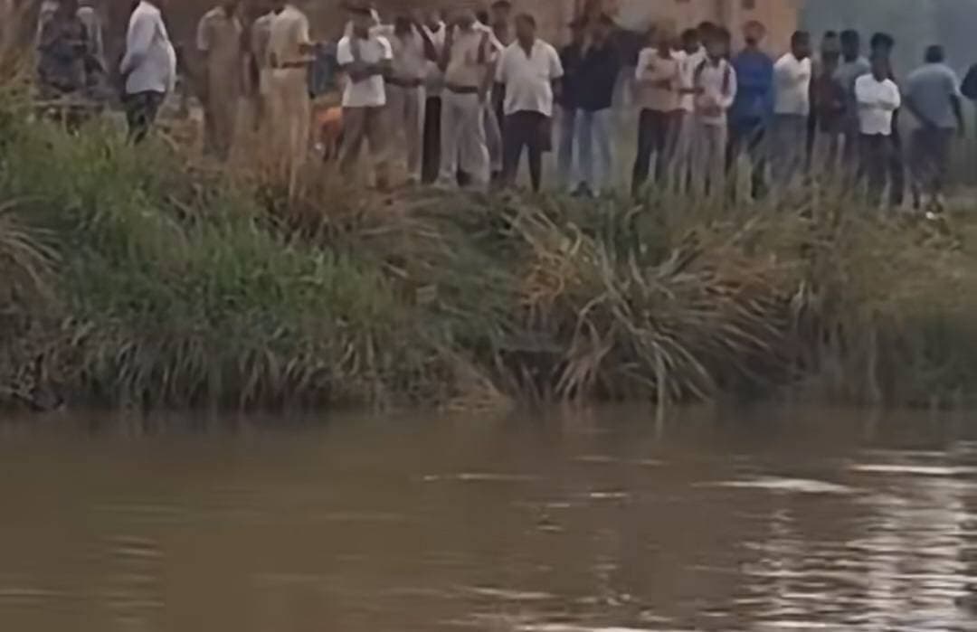 बनास नदी में नहाने गए दो बच्चे डूबे, SDRF की टीम तलाश में जुटी
गड़हनी। भोजपुर जिले के गड़हनी थाना क्षेत्र के शांति नगर वार्ड संख्या-दो निवासी दो 10 वर्षीय बच्चे शनिवार की दोपहर बनास नदी में नहाने के दौरान डूब गए। घटना के बाद इलाके में अफरा-तफरी मच गई। डूबने वाले बच्चों की पहचान हिमांशु केसरी, पिता चंदन केसरी और प्रीतम केसरी, पिता रविन्द्र केसरी के रूप में हुई है। मिली जानकारी के अनुसार, छह बच्चे शनिवार की दोपहर करीब 3:30 बजे नहाने के लिए बनास नदी में गए थे। इसी दौरान दो बच्चे गहरे पानी में चले गए और डूबने लगे। घटना की जानकारी मिलते ही स्थानीय लोगों की भीड़ जुट गई। सूचना पर थानाध्यक्ष पुलिस बल के साथ मौके पर पहुंचे। दोनों बच्चों की तलाश के लिए एसडीआरएफ की टीम को लगाया गया है। नदी में खोजबीन की जा रही है। भोजपुर पुलिस ने भी दो बच्चों के नदी में डूबने की पुष्टि की है।