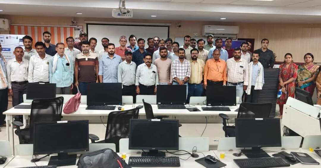 कर्मयोगी कर्तव्य कार्यक्रम के तहत चार विभागों के अधिकारियों-कर्मचारियों को दिया गया प्रशिक्षण
लोकसेवकों में सेवा भाव विकसित करने और लोक केंद्रित प्रशासन को बढ़ावा देने के उद्देश्य से हुआ आयोजन
---
लोकसेवकों में सेवा भाव (स्पिरिट ऑफ सर्विस) की संस्कृति विकसित करने तथा लोक केंद्रित प्रशासन की अवधारणा को आत्मसात कराने के उद्देश्य से कर्मयोगी कर्तव्य कार्यक्रम (KKK) के अंतर्गत 27 से 30 अक्टूबर 2026 तक ई-दक्ष केंद्र छतरपुर में प्रशिक्षण कार्यक्रम आयोजित किया गया।
कलेक्टर श्री मृणाल मीना के निर्देशन एवं मुख्य कार्यपालन अधिकारी जिला पंचायत नमः शिवाय अरजरिया के मार्गदर्शन में आयोजित इस प्रशिक्षण में शिक्षा विभाग, महिला एवं बाल विकास विभाग, नगरीय प्रशासन विभाग तथा पंचायत एवं ग्रामीण विकास विभाग के अधिकारियों एवं कर्मचारियों ने सहभागिता की।
प्रशिक्षण के दौरान मास्टर ट्रेनर राहुल तिवारी एवं वरिष्ठ प्रशिक्षक हर्ष चतुर्वेदी द्वारा लोकसेवकों को सेवा भाव, नागरिक केंद्रित कार्यप्रणाली तथा बेहतर प्रशासनिक कार्य संस्कृति से संबंधित प्रशिक्षण प्रदान किया गया। कार्यक्रम का उद्देश्य लोकसेवकों को अपने दायित्वों के प्रति अधिक संवेदनशील, जवाबदेह एवं जनहित के प्रति समर्पित बनाना है।
Jansampark Madhya Pradesh #chhatarpur