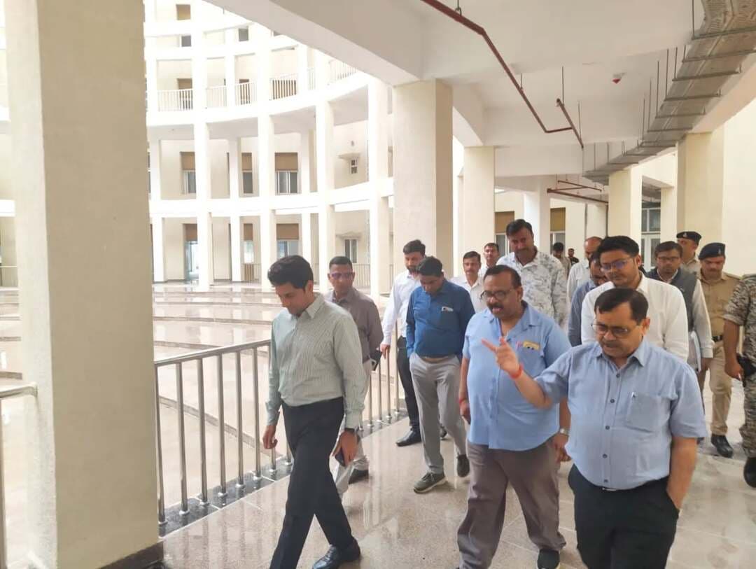 मेडिकल कॉलेज शीघ्र शुरू कराने आवश्यक कार्यवाही करें : कमिश्नर
कमिश्नर ने मेडिकल कॉलेज, स्पोर्ट्स कॉम्प्लेक्स एवं सेंट्रल लाइब्रेरी का किया निरीक्षण
लाइब्रेरी में संचालित निःशुल्क कोचिंग एवं बेहतर प्रबंधन की सराहना की
-----
कमिश्नर सागर श्री दिलीप कुमार ने शुक्रवार को मुख्यमंत्री जन विश्वास अभियान के तहत छतरपुर जिले के मेडिकल कॉलेज, सिंचाई कॉलोनी स्थित निर्माणाधीन स्पोर्ट्स कॉम्प्लेक्स एवं सेंट्रल लाइब्रेरी का निरीक्षण किया। इस दौरान उन्होंने निर्माण कार्यों की गुणवत्ता का जायजा लेते हुए संबंधित अधिकारियों को आवश्यक निर्देश दिए।
कमिश्नर ने मेडिकल कॉलेज को शीघ्र प्रारंभ कराने के लिए नियमानुसार फैकल्टी एवं स्टाफ की नियुक्ति प्रक्रिया पूरी करने के निर्देश डीन को दिए। साथ ही लंबित एनओसी प्राप्त करने के लिए ईई पीआईयू को आवश्यक कार्यवाही करने के निर्देश दिए। उन्होंने कहा कि फिलहाल मेडिकल कॉलेज को जिला अस्पताल से संबद्ध किया जाएगा। इसके लिए सीएमएचओ, सिविल सर्जन एवं डीन आपसी समन्वय से मेडिकल काउंसिल के निरीक्षण से पूर्व सभी आवश्यक तैयारियां सुनिश्चित करें।
कमिश्नर ने स्पोर्ट्स कॉम्प्लेक्स का निरीक्षण करते हुए निर्माणाधीन दो टेनिस कोर्ट, दो बैडमिंटन कोर्ट एवं एक स्वीमिंग पूल का अवलोकन किया। उन्होंने निर्माण कार्य निर्धारित समय-सीमा में फरवरी 2027 तक पूर्ण कराने के निर्देश दिए। साथ ही कॉम्प्लेक्स के निर्माण के बाद उसके उचित रखरखाव एवं देखभाल की व्यवस्था सुनिश्चित करने के लिए नगर पालिका सीएमओ को निर्देशित किया।
उन्होंने ईई पीडब्ल्यूडी को कॉम्प्लेक्स परिसर में वर्षा जल संग्रहण के लिए आवश्यक रिचार्ज मैकेनिज्म तैयार करने तथा नजदीकी ढलान को देखते हुए व्यवस्थित ड्रेनेज सिस्टम विकसित करने के निर्देश भी दिए।
कमिश्नर ने सेंट्रल लाइब्रेरी का निरीक्षण कर अध्ययनरत बच्चों से चर्चा की। उन्होंने जिला प्रशासन की पहल पर निःशुल्क संचालित लोकसेवा गुरुकुल कोचिंग की सराहना की। साथ ही लाइब्रेरी में बेहतर प्रबंधन एवं उपलब्ध व्यवस्थाओं पर प्रसन्नता व्यक्त की। इस दौरान कलेक्टर श्री मृणाल मीना, जिला पंचायत सीईओ श्री नमः शिवाय अरजरिया सहित संबंधित विभागों के अधिकारी उपस्थित रहे।
Jansampark Madhya Pradesh #chhatarpur