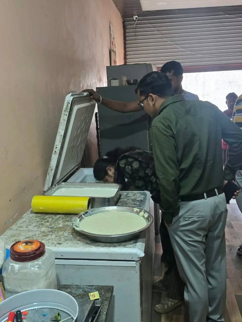 नौगांव और हरपालपुर में मिठाई दुकानों की जांच, खाद्य पदार्थों के लिए नमूने
एक्सपायरी सामग्री एवं मिठाई बनाने में उपयोग होने वाली सामग्री जब्त, खराब खाद्य पदार्थों का कराया विनष्टीकरण
---
कलेक्टर श्री मृणाल मीना के निर्देशानुसार जिले में खाद्य पदार्थों की गुणवत्ता सुनिश्चित करने के लिए खाद्य सुरक्षा विभाग द्वारा लगातार जांच एवं कार्रवाई की जा रही है। इसी क्रम में एसडीएम नौगांव द्वारा गठित संयुक्त जांच दल ने नौगांव एवं हरपालपुर में मिठाई दुकानों का औचक निरीक्षण किया।
नौगांव में बाहर से खोवा मंगाकर मिठाई तैयार किए जाने की सूचना पर नायब तहसीलदार प्रदीप लोधी के साथ खाद्य सुरक्षा अधिकारी वंदना जैन ने शांति स्वीट्स का निरीक्षण किया। मौके पर होटल के गोदाम में संग्रहित हरे माधव प्रीमियम क्वालिटी स्वीट्स का निरीक्षण किया गया। संदेह होने पर खाद्य सुरक्षा एवं मानक अधिनियम के तहत नमूना लिया गया तथा शेष 55 किलोग्राम सामग्री जब्त कर फ्रिज में सीलबंद की गई।
इसी तरह हरपालपुर में नगरपालिका अधिकारी एवं उनकी टीम के साथ खाद्य सुरक्षा प्रशासन द्वारा मिठाई दुकानों की जांच की गई। इस दौरान अग्रवाल मिष्ठान भंडार से खोवे की गुजिया, मनोज स्वीट्स से छैना के रसगुल्ले तथा लल्ला स्वीट्स से खोवे का नमूना जांच के लिए लिया गया। बिस्वारी स्वीट्स में एक्सपायरी डेट के पांच बटर पैकेट एवं दो किलोग्राम रबड़ी का विनष्टीकरण कराया गया। वहीं मनोज स्वीट्स में 10 किलोग्राम गुलाब जामुन के सीरे का भी विनष्टीकरण कराया गया।
जांच दल ने सभी मिठाई विक्रेताओं को खाद्य पदार्थ ढंककर रखने तथा दुकानों एवं परिसरों में साफ-सफाई बनाए रखने के सख्त निर्देश दिए। गंदगी पाए जाने पर नगरपालिका की टीम द्वारा दो प्रतिष्ठानों पर क्रमशः एक हजार एवं 500 रुपये का स्पॉट फाइन भी किया गया।
कार्रवाई के दौरान हरपालपुर में सीएमओ श्री शैलेंद्र चौहान, इंजीनियर श्री गगन सूर्यवंशी, नगरपालिका की टीम तथा खाद्य सुरक्षा विभाग से खाद्य सुरक्षा अधिकारी वंदना जैन उपस्थित रहीं।
Jansampark Madhya Pradesh
#chhatarpur