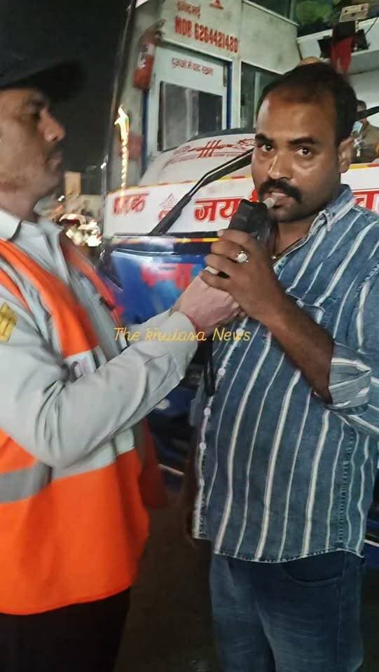 झांसी में यातायात पुलिस ने ड्रिंक एंड ड्राइव को लेकर बस चालक को किया चेक