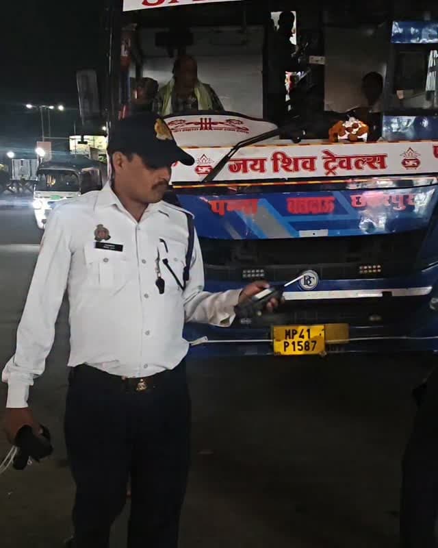 झांसी में यातायात पुलिस ने प्रेशर हॉर्न को लेकर बस का किया करीब 18000 का चालान