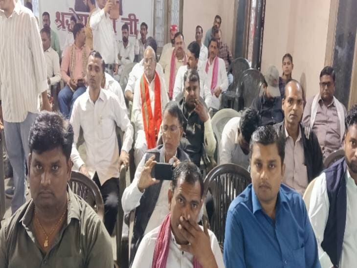 *भाजपा लोगों को अनपढ़ बनाना चाहती है:* शाहजहांपुर में सपा विधायक अनिल वर्मा बोले- 26 हजार स्कूल बंद किए और शराब की दुकानें खोलीं