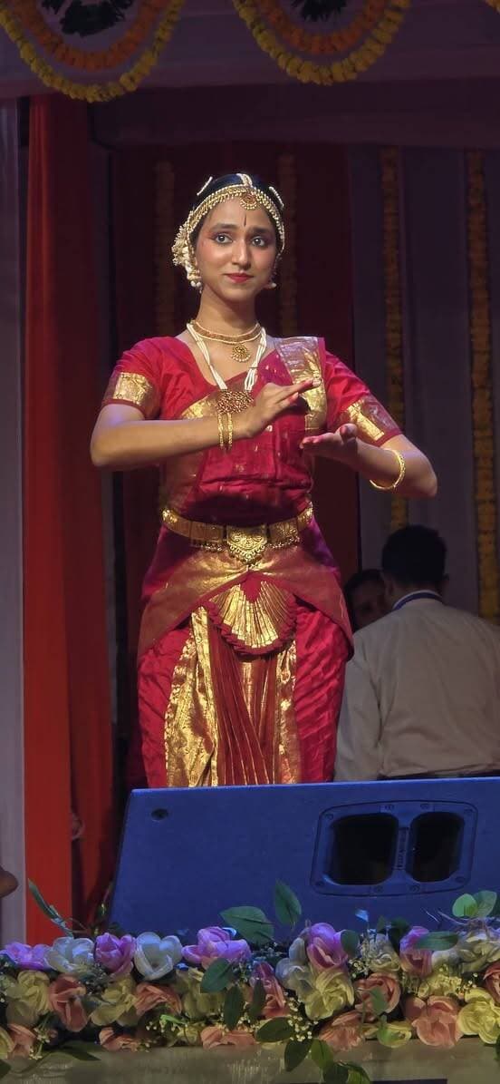 दीपावली मेले के चौथे दिन स्थानीय प्रतिभाओं ने बिखेरा जलवा।
स्मार्ट सिटी उदयपुर के कलाकारों की शानदार प्रस्तुतियों पर झूम उठे दर्शक।
गीत, संगीत, नृत्य और भक्ति की प्रस्तुतियों ने बांधा समां, देर रात तक जमा रहा रंगारंग कार्यक्रम
उदयपुर। नगर निगम उदयपुर द्वारा आयोजित विश्वप्रसिद्ध दीपावली मेला 2026 के चौथे दिन शनिवार को स्थानीय प्रतिभाओं के नाम रहा। टाउन हॉल में आयोजित सांस्कृतिक संध्या में उदयपुर के उभरते कलाकारों ने गीत, संगीत, नृत्य और योग की एक से बढ़कर एक प्रस्तुतियां देकर दर्शकों का मन मोह लिया। कलाकारों की शानदार प्रस्तुतियों पर दर्शक तालियां बजाने और झूमने पर मजबूर हो गए। कार्यक्रम में शहर की प्रतिभाओं ने साबित कर दिया कि स्मार्ट सिटी उदयपुर केवल अपनी खूबसूरती ही नहीं, बल्कि कला और संस्कृति के क्षेत्र में भी विशेष पहचान रखता है।
मेला संयोजक प्रमोद सामर ने बताया कि दीपावली मेले के शुभारंभ अवसर पर महापौर पारस सिंघवी के साथ सदस्य अखिल भारतीय कांग्रेस कमेटी दिनेश खोड़निया, पूर्व जिलाध्यक्ष देहात भाजपा चन्द्रगुप्त सिंह चौहान, युवामोर्चा प्रदेशाध्यक्ष शंकर गौरा, पूर्व विधायक ग्रामीण वंदना मीणा, पूर्व राज्यमंत्री जगदीश राज श्रीमाली, प्रताप गौरव केंद्र से अनुराग सक्सेना, संपादक दैनिक नवज्योति मनीष जोशी, समाजसेवी दीपक सुखाड़िया, भंवर सिंह पंवार, जीतो सलाहकार नरेंद्र सिंघवी, कमलेन्द्र सिंह पंवार, सीए महावीर चपलोत, सुखलाल लोहार, रुचिका चौधरी, कन्हैया वैष्णव, महावीर इंटरनेशनल से रविन्द्र सुराणा एवं गोस्वामी समाज अध्यक्ष गजेंद्र पुरी गोस्वामी ने मां सरस्वती एवं भगवान गणेश की प्रतिमा के समक्ष दीप प्रज्ज्वलित कर मेले का शुभारंभ किया। मंच का संचालन मीनल पोखरना धन्यवाद योगेश कुमावत द्वारा किया गया।
मेला मीडिया प्रभारी प्रताप सिंह राठौड़ ने बताया कि चौथे दिन सांस्कृतिक कार्यक्रम की शुरुआत देव डांस एकेडमी ग्रुप द्वारा गणपति वंदना की आकर्षक प्रस्तुति से हुई। इसके बाद गायत्री पवार ने 'पिया तोसे नैना लागे रे' पर नृत्य प्रस्तुत कर दर्शकों की खूब तालियां बटोरीं। हेमंत ने 'तेरी दीवानी' गीत की प्रस्तुति दी, वहीं नन्ही कलाकार ओनीरा ने 'ओ मेरे सोना रे सोना रे' गीत से सभी का मन मोह लिया। रिद्धिमा माहेश्वरी ने शास्त्रीय नृत्य कथक की शानदार प्रस्तुति दी। नियति सोमपुरा ने महाभारत थीम पर आधारित नृत्य से मंच पर प्रभावशाली प्रस्तुति दी। विजयलक्ष्मी वैष्णव ने 'जब छाए मेरा जादू' गीत पर अपनी प्रस्तुति से समां बांधा। धनंजय सोनी ने बांसुरी की मधुर धुन के साथ गीत प्रस्तुत कर श्रोताओं को मंत्रमुग्ध किया। जोया ने 'तेरी आंखों का ये काजल' गीत पर शानदार प्रस्तुति दी, वहीं राजू सिंह ने पुलिस योग टीम के साथ एक्रो योगासन का प्रदर्शन कर दर्शकों को अचंभित कर दिया।
इसके अलावा वर्णिका, जेनीका, ओजस्वी, पूर्वी अग्रवाल, खुशी अग्रवाल, आरुषि, यष्टि ग्रुप, समनवी, धनश्री, नूपुर ध्वनि ग्रुप सहित कई स्थानीय कलाकारों ने अपनी प्रस्तुतियों से सांस्कृतिक संध्या को यादगार बना दिया। कलाकारों की प्रतिभा और दर्शकों के उत्साह से पूरा पांडाल तालियों की गड़गड़ाहट से गूंजता रहा।
स्थानीय प्रतिभाओं को मंच देना निगम की विशेष पहल।
निगम महापौर पारस सिंघवी ने कहा कि नगर निगम द्वारा दीपावली मेले में प्रतिवर्ष स्थानीय प्रतिभाओं को अपनी कला प्रदर्शित करने का अवसर दिया जाता है। इसका उद्देश्य शहर के उभरते कलाकारों को उचित मंच उपलब्ध करवाना और उनकी प्रतिभा को प्रोत्साहित करना है। इस मंच के माध्यम से कई कलाकारों को अपनी कला को निखारने और बड़े मंचों तक पहुंचने का अवसर मिलता है।
मेले में झूलों, खानपान और विभिन्न राज्यों के उत्पादों की दुकानों के साथ सांस्कृतिक कार्यक्रम भी शहरवासियों के आकर्षण का केंद्र बने हुए हैं। टाउन हॉल परिसर में की गई आकर्षक विद्युत सज्जा, भव्य मंच और एलईडी स्क्रीन ने कार्यक्रम की रौनक को और बढ़ा दिया।
सोमवार को भी स्थानीय उभरते सितारों को मिलेगा मौका।
दीपावली मेला अधिकारी एवं निगम उपायुक्त हरि सिंह देवल ने बताया कि नगर निगम द्वारा टाउन हॉल में आयोजित हो रहे दीपावली मेले में सोमवार को भी स्थानीय उभरते सितारों को अपनी प्रतिभाओ की प्रस्तुतियां प्रस्तुत करने हेतु मौका दिया जाएगा।
आज स्टैंडअप कॉमेडी स्टार गौरव गुप्ता शहर वासियों को गुदगुदाएंगे।
मेला संयोजक प्रमोद सामर ने बताया कि नगर निगम द्वारा आयोजित विश्वप्रसिद्ध दीपावली मेले में आज शहरवासियों के मनोरंजन के लिए खास कॉमेडी नाइट का आयोजन किया गया है। इस अवसर पर देश के लोकप्रिय स्टैंडअप कॉमेडियन गौरव गुप्ता अपनी शानदार हास्य प्रस्तुतियों के साथ टाउन हॉल के मंच पर दर्शकों के बीच होंगे। गौरव गुप्ता अपनी सहज, चुटीली और रोजमर्रा की जिंदगी से जुड़ी हास्य शैली के लिए पहचाने जाते हैं। उनकी प्रस्तुतियों में आम जीवन के अनुभव, पारिवारिक किस्से, सामाजिक परिस्थितियां और मजेदार घटनाएं हास्य का ऐसा रंग भरती हैं कि दर्शक हंसी के ठहाके लगाने लगते हैं। उनकी खास अंदाज में की गई कॉमिक टाइमिंग और मजेदार पंचलाइन दर्शकों को खूब गुदगुदाती हैं। दीपावली मेले की इस कॉमेडी नाइट में शहरवासियों को हंसी और मनोरंजन से भरपूर यादगार शाम बिताने का अवसर मिलेगा।