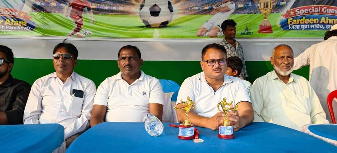 तेलोडीह फुटबॉल टूर्नामेंट: बुढ़ियाखाद और घुटिया फाइनल में, 2 नवंबर को होगा खिताबी मुकाबला
गिरिडीह। तेलोडीह अखाड़ा मैदान में फुटबॉल क्लब तेलोडीह द्वारा आयोजित तीन दिवसीय फुटबॉल टूर्नामेंट के सेमीफाइनल मुकाबले में डिवाइन एफसी क्लब बुढ़ियाखाद ने युवा क्लब खुट्टा को 2-0 से हराकर फाइनल में जगह बनाई। वहीं, दूसरे सेमीफाइनल में एबीसी क्लब घुटिया ने जीएमएफसी बरवाडीह को टाई-ब्रेकर में हराकर फाइनल का टिकट पक्का किया। अब 2 नवंबर को दोपहर 2 बजे बुढ़ियाखाद और घुटिया के बीच खिताबी मुकाबला खेला जाएगा। इस दौरान मुखिया शब्बीर आलम, पंचायत समिति सदस्य आमिर अली, शमशाद अंसारी, वार्ड सदस्य तस्लीम आरिफ, आयोजन समिति के अध्यक्ष इकबाल अंसारी समेत कमेटी के सदस्य और बड़ी संख्या में खेल प्रेमी मौजूद रहे।