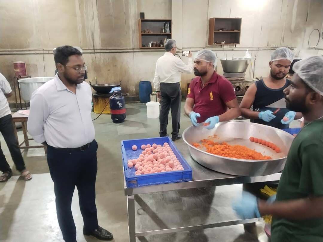 दीपावली-छठ से पहले कटिहार में मिठाई के नाम पर सेहत से खिलवाड़ करने वालों पर प्रशासन का शिकंजा...6 प्रतिष्ठानों में छापेमारी कर खोया, पनीर, बर्फी और गुलाब जामुन के नमूने जब्त किए गए। वहीं 45 किलो संदिग्ध मिठाइयों को मौके पर ही नष्ट करा दिया गया। दो दुकानदारों को 24 घंटे का अल्टीमेटम देते हुए शुद्ध मिठाई बेचने की सख्त हिदायत दी गई है।