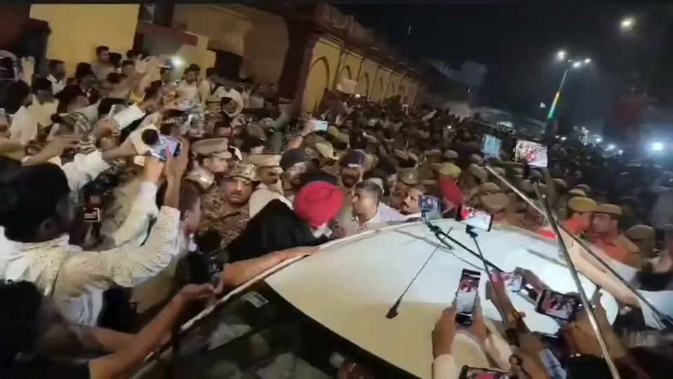 रामपुर जेल से बाहर निकलते ही आजम खान को गिरफ्तार करने पहुंचे ED के अधिकारी...