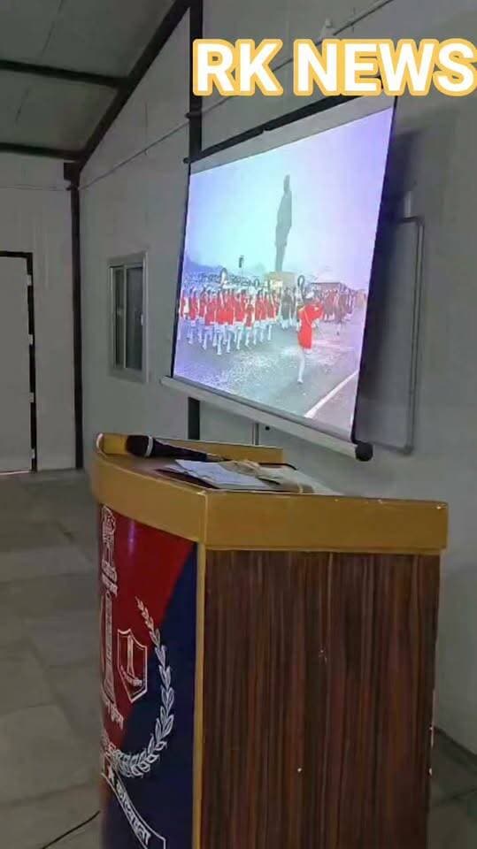 पुलिस लाइन सहित जिले के थानों में मनी सरदार पटेल की 151वीं जयंती, SP लोकेश सोनवाल ने दिलाई राष्ट्रीय एकता की शपथ
करौली लौह पुरुष सरदार वल्लभभाई पटेल की 151वीं जयंती शनिवार को जिलेभर में 'राष्ट्रीय एकता दिवस' के रूप में धूमधाम से मनाई गई। मुख्य कार्यक्रम पुलिस लाइन करौली में जिला पुलिस अधीक्षक लोकेश सोनवाल (IPS) के मुख्य आतिथ्य में आयोजित हुआ।कार्यक्रम के दौरान एसपी लोकेश सोनवाल ने पुलिस अधिकारियों, जवानों, सीएलजी सदस्यों और आमजन को देश की एकता, अखंडता और आंतरिक सुरक्षा को बनाए रखने की शपथ दिलाई।एसपी ने सरदार पटेल के राष्ट्र निर्माण में दिए गए ऐतिहासिक योगदान को याद करते हुए कहा कि भारत की एकता ही हमारी सबसे बड़ी शक्ति है। रियासतों को एक सूत्र में पिरोने वाले लौह पुरुष के आदर्शों पर चलकर हमें आपसी भाईचारे और सद्भाव को मजबूत करना होगा।समारोह के दौरान राष्ट्रीय एकता दिवस पर आयोजित 'एकता परेड-2026' का सीधा प्रसारण देखा गया। पुलिस लाइन के अलावा जिले के सभी पुलिस कार्यालयों और थानों में भी शपथ ग्रहण व लाइव प्रसारण के कार्यक्रम आयोजित हुए।इस अवसर पर पुलिसकर्मियों के साथ पुलिस मित्र, ग्राम रक्षक, महिला सुरक्षा सखी, युवा सीएलजी सदस्य और बड़ी संख्या में स्थानीय नागरिक मौजूद रहे। करौली पुलिस ने आमजन से देश की संप्रभुता और सुरक्षा में सकारात्मक योगदान देने का आह्वान किया।