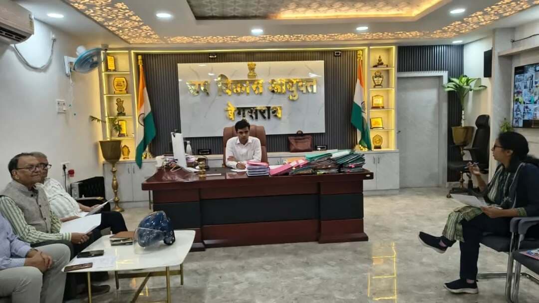 उप विकास आयुक्त, बेगूसराय श्री आकाश चौधरी की अध्यक्षता में माता-पिता एवं वरिष्ठ नागरिकों का भरण-पोषण तथा कल्याण अधिनियम, 2007 के प्रभावी क्रियान्वयन को लेकर जिला स्तरीय समिति की समीक्षा बैठक आयोजित की गई।
बैठक में बताया गया कि जिले में 2,27,484 वरिष्ठ नागरिक सामाजिक सुरक्षा पेंशन योजनाओं से लाभान्वित हो रहे हैं तथा 10,313 आयुष्मान कार्ड बनाए गए हैं। भरण-पोषण अधिनियम के तहत दर्ज 238 वादों में से 205 का निष्पादन किया जा चुका है, जबकि 33 लंबित हैं।
उप विकास आयुक्त ने लंबित मामलों का समयबद्ध निष्पादन, एल्डर हेल्पलाइन 14567 पर प्राप्त शिकायतों का त्वरित निवारण, थानों में वरिष्ठ नागरिकों के लिए अलग पंजी संधारण तथा अनुमंडलीय अस्पतालों में अलग काउंटर की व्यवस्था सुनिश्चित करने का निर्देश दिया। साथ ही, आधार सीडिंग अभियान, जीवन प्रमाणीकरण में असमर्थ पेंशनधारियों को घर पर सुविधा तथा राष्ट्रीय वयोश्री योजना के तहत विशेष शिविर आयोजित करने पर भी जोर दिया गया।
IPRD Bihar
#begusarai
#cmsamrat