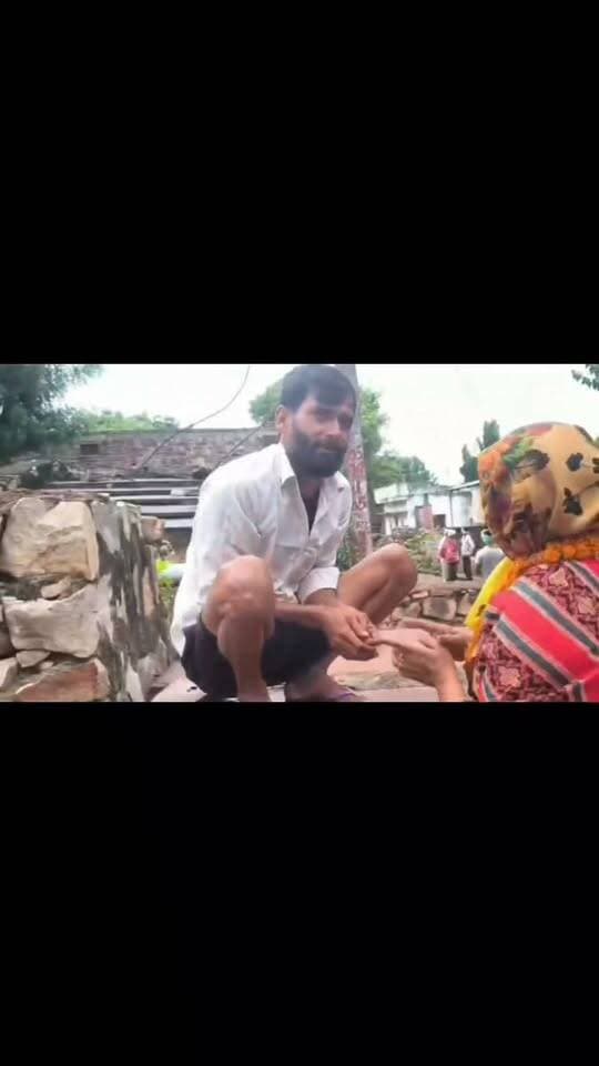 मुन्नी देवी जाटव ने खेडी हैवत में झाड़ू लगाकर किया अनोखा चुनाव प्रचार, घर-घर जाकर मांगा समर्थन...
खेड़ी हैवत गांव में निकाला गया विशाल जनसंपर्क अभियान, स्वच्छता का दिया संदेश
हिंडौन शेरपुर-सूरौठ पंचायत समिति के वार्ड नंबर 14 के अंतर्गत आने वाले खेड़ी हैवत गांव में आम आदमी पार्टी की प्रत्याशी मुन्नी देवी जाटव ने अनोखे और जनहितैषी अंदाज में अपने चुनावी प्रचार का शुभारंभ किया।प्रत्याशी ने पारंपरिक रैलियों से हटकर खुद हाथों में झाड़ू थामकर गांवों की गलियों, मोहल्लों और मंदिरों के रास्तों पर साफ-सफाई की और स्वच्छता का संदेश दिया।खेड़ी हैवत गांव में मुन्नी देवी जाटव के समर्थन में एक विशाल चुनावी रैली निकाली गई।इस दौरान उनके साथ बड़ी संख्या में समर्थक और ग्रामीण मौजूद रहे।रैली के दौरान प्रत्याशी मुन्नी देवी जाटव और उनके परिजनों ने गांव के घर-घर जाकर मतदाताओं से सीधा संवाद किया।