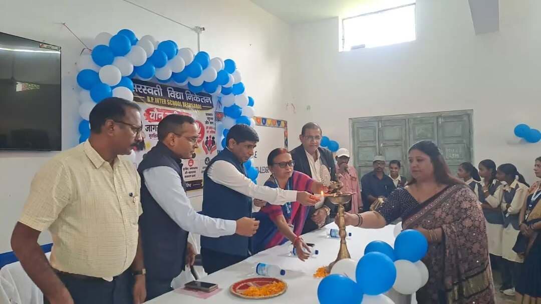 जिला विधिक सेवा प्राधिकार, बेगूसराय द्वारा संचालित सुरक्षित बचपन अभियान का समापन सरस्वती विद्या निकेतन बी.पी. इंटर उच्च विद्यालय में आयोजित जागरूकता कार्यक्रम के साथ हुआ। कार्यक्रम में मुख्य अतिथि प्रधान जिला एवं सत्र न्यायाधीश श्री ऋषिकांत उपस्थित रहे।
उन्होंने बताया कि अभियान के तहत पिछले एक सप्ताह में बेगूसराय न्यायमंडल के 200 से अधिक सरकारी एवं गैर-सरकारी विद्यालयों में बच्चों को गुड टच-बैड टच, बाल अधिकार, साइबर अपराध, बाल विवाह एवं नशामुक्ति के प्रति जागरूक किया गया। उन्होंने बच्चों को किसी भी असहज व्यवहार के विरुद्ध आवाज उठाने तथा शिक्षकों एवं अभिभावकों को बच्चों की सुरक्षा के प्रति सजग रहने की अपील की।
इस अवसर पर जिला विधिक सेवा प्राधिकार के सचिव श्री करुणानिधि प्रसाद आर्य एवं जिला शिक्षा पदाधिकारी श्री मनोज कुमार ने भी बच्चों की सुरक्षा एवं जागरूकता के लिए नियमित कार्यक्रम आयोजित करने पर बल दिया। कार्यक्रम में छात्राओं ने रंगोली एवं विचार प्रस्तुति के माध्यम से सुरक्षित बचपन का संदेश दिया।
IPRD Bihar
#begusarai
#cmsamrat