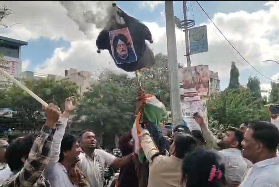 शामगढ़ में हरदीप सिंह पुरी के विरोध में कांग्रेस का प्रदर्शन, गांधी चौक पर पुतला दहन
शामगढ़। हरदीप सिंह पुरी को मध्यप्रदेश से राज्यसभा उम्मीदवार बनाए जाने के विरोध में कांग्रेस कार्यकर्ताओं ने गांधी चौक पर प्रदर्शन कर पुतला दहन किया। कांग्रेस कार्यकर्ताओं ने एपस्टीन मामले को लेकर विवादों में रहे पुरी की उम्मीदवारी पर सवाल उठाते हुए नाराजगी जताई। प्रदर्शन के दौरान कार्यकर्ताओं ने अपना विरोध दर्ज कराया और राजनीतिक फैसले पर असहमति व्यक्त की। इस विरोध प्रदर्शन के चलते गांधी चौक पर लोगों की आवाजाही के बीच राजनीतिक माहौल गर्माया रहा।