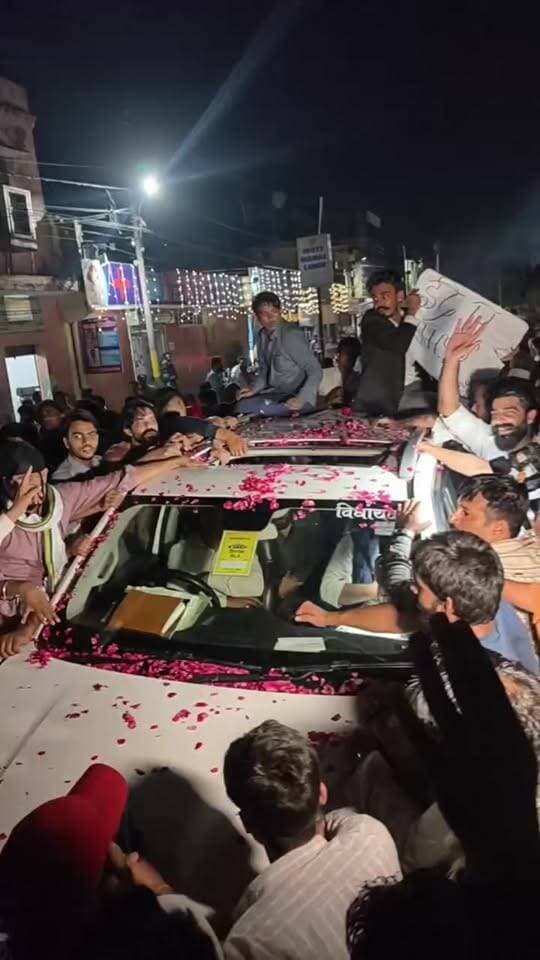 Rampur News | जेल से बाहर निकालने के बाद अब्दुल्लाह आजम खान ने कार्यकर्ताओं को संबोधित किया।
अब्दुल्लाह आजम खान का रामपुर जेल से रिहा होने के बाद जोरदार स्वागत,
#RampurNews #AzamKhan #samajwadipartyofficial