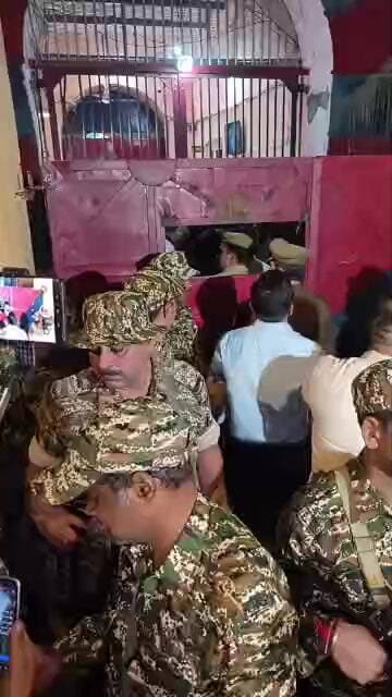 Rampur News | आजम खान के जेल से बाहर आने से पहले ईडी पहुंची, ले सकती है हिरासत में
#RampurNews #AzamKhan #samajwadipartyofficial