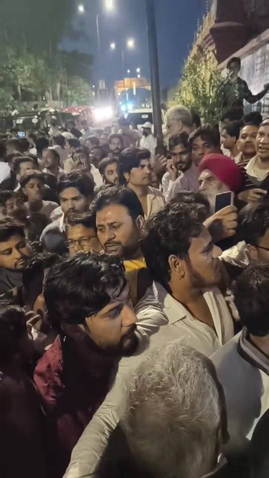 Rampur News | आजम खान और अब्दुल्ला आजम खान अभी कुछ देर में रामपुर जेल से आएंगे बाहर। जेल के बाहर कार्यकर्ताओं की भारी भीड़। जेल के बाहर कार्यकर्ता इंतजार कर रहे हैं।
#RampurNews