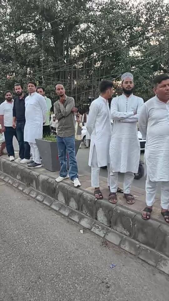 Rampur News | आजम खान और अब्दुल्ला आजम खान अभी कुछ देर में रामपुर जेल से आएंगे बाहर। जेल के बाहर कार्यकर्ताओं की भारी भीड़। जेल के बाहर कार्यकर्ता इंतजार कर रहे हैं।
#RampurNews