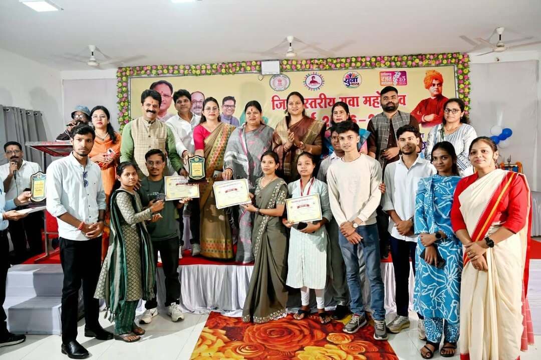 जिला स्तरीय युवा महोत्सव में युवाओं ने बिखेरी प्रतिभा की चमक
सांसद श्रीमती कमलेश जांगड़े हुईं शामिल, लोकनृत्य, लोकगीत, चित्रकला सहित विभिन्न विधाओं में युवाओं ने किया प्रतिभा का प्रदर्शन
अतिथियों ने प्रतिभागियों का उत्साहवर्धन कर पुरस्कार एवं प्रशस्ति पत्र किए वितरित
