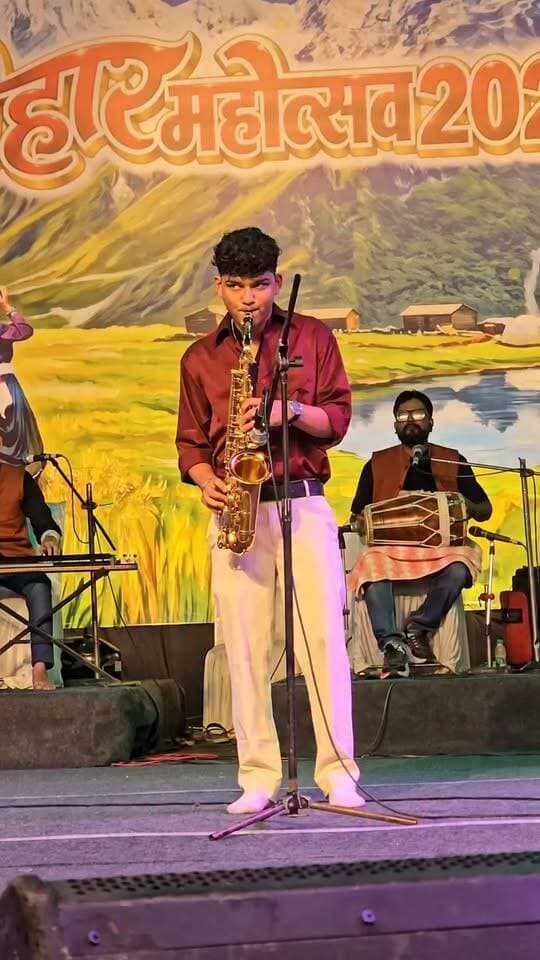 ⬇️पिता की विरासत को अपनी आवाज़ से आगे बढ़ा रहे हैं दक्ष कार्की! ❤️⬇️
उत्तराखंड के अमर लोकगायक स्वर्गीय पप्पू कार्की के बेटे दक्ष कार्की अपनी गायकी और हुनर से कुमाऊँनी लोकसंगीत की दुनिया में अपनी पहचान बना रहे हैं। पिता की समृद्ध संगीत विरासत को आगे बढ़ाने की दिशा में दक्ष का प्रयास संगीत प्रेमियों का ध्यान आकर्षित कर रहा है।
हल्द्वानी निवासी दक्ष कार्की ने काठगोदाम स्थित इंस्पिरेशन पब्लिक स्कूल से शिक्षा प्राप्त की है। वे स्कूल की ‘वॉयस ऑफ IPS 2025’ प्रतियोगिता के विजेता भी रहे हैं।
पिता के गीतों और संगीत से जुड़ी विरासत को आगे बढ़ाने की यह कोशिश उत्तराखंड की लोकसंस्कृति और नई पीढ़ी के बीच एक खूबसूरत सेतु बन रही है। 🎵
#DakshKarki #PappuKarki #Uttarakhand #KumaoniMusic #PahadiCulture #SoarSamachar