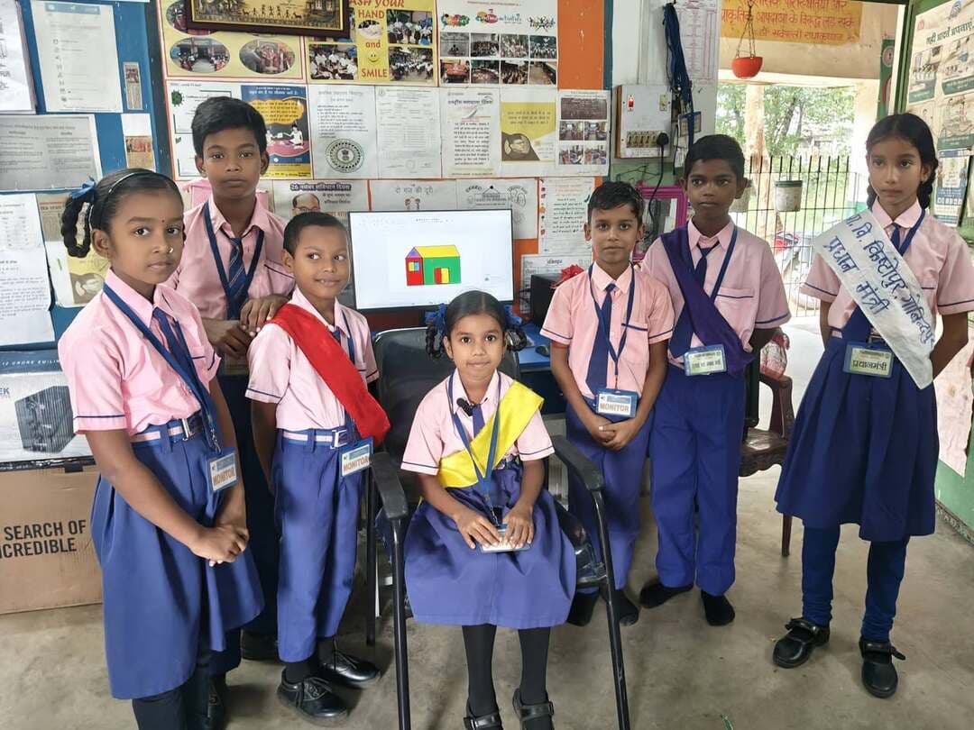 धनबाद उपायुक्त की संवेदनशील पहल: प्राथमिक विद्यालय किस्टोपुर की नन्हीं छात्रा की मांग पर 48 घंटे के भीतर पहुंचा कंप्यूटर
निरीक्षण के दौरान छात्रा ने तकनीकी शिक्षा के लिए की थी कंप्यूटर की मांग
उपायुक्त आदित्य रंजन के त्वरित निर्देश पर विद्यालय में स्थापित हुआ कंप्यूटर सेट, बच्चों के चेहरे खिले