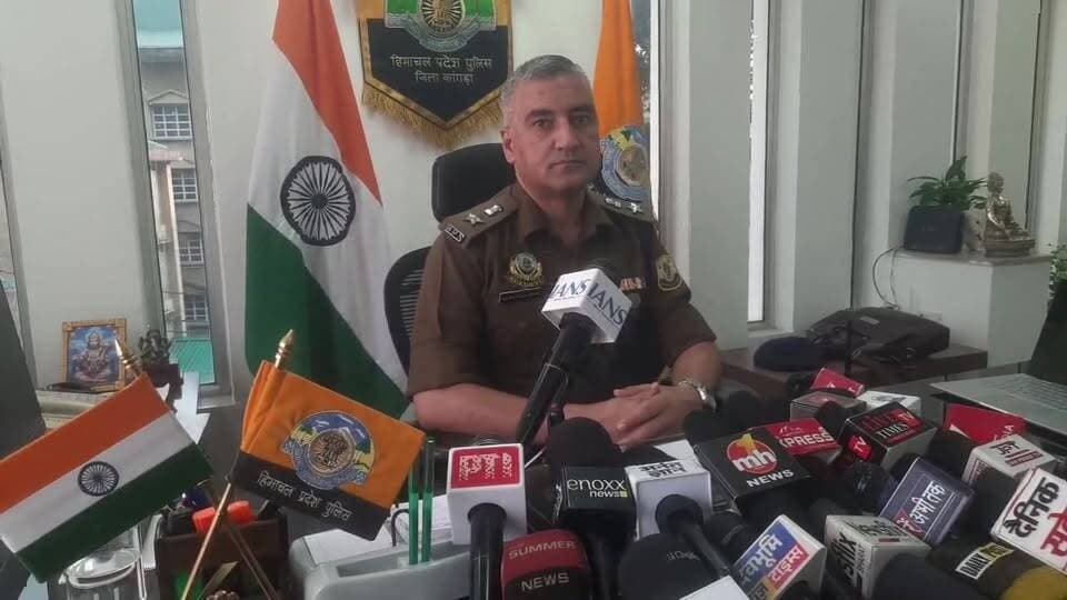 गग्गल हादसे की पूरी कहानी! कांगड़ा SP कुलभूषण वर्मा,ने बताई दुर्घटना की वजह, देखिए LIVE
#Gaggal #GaggalAccident #KangraNews #KangraSP #HimachalNews #BreakingNews #LiveNews #RoadAccident #BusAccident #GaggalChowk #KangraPolice #HimachalPradesh #HimachalLatestNews #HPNews #GroundReport #AccidentNews #LatestNews #EkNazarHimachalNews #EkNazarNews #ViralNews #HimachalUpdates #KangraLive #गग्गल #कांगड़ा #हिमाचलप्रदेश #सड़कहादसा #ब्रेकिंगन्यूज