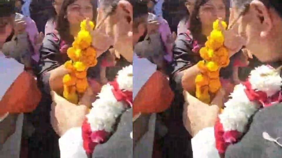 पौड़ी में धामी की मौजूदगी से गरजी भाजपा, ‘लोकतंत्र बचाओ’ पदयात्रा में उमड़ा कार्यकर्ताओं का हुजूम!
मुख्यमंत्री पुष्कर सिंह धामी के नेतृत्व और मौजूदगी में पौड़ी की सड़कों पर भाजपा ने अपनी ताकत दिखाई। ‘लोकतंत्र बचाओ’ पदयात्रा में बड़ी संख्या में पार्टी कार्यकर्ता और समर्थक शामिल हुए। जोश, उत्साह और नारों के बीच भाजपा ने कांग्रेस के खिलाफ मोर्चा खोलते हुए विपक्ष पर भ्रम और अराजकता फैलाने का आरोप लगाया।
पदयात्रा के जरिए भाजपा ने विपक्ष को घेरने के साथ ही अपना राजनीतिक संदेश भी दिया। मुख्यमंत्री धामी की मौजूदगी ने कार्यक्रम को और खास बना दिया।
\#PauriGarhwal #BJP #CM Dhami #UttarakhandPolitics #LoktantraBachao