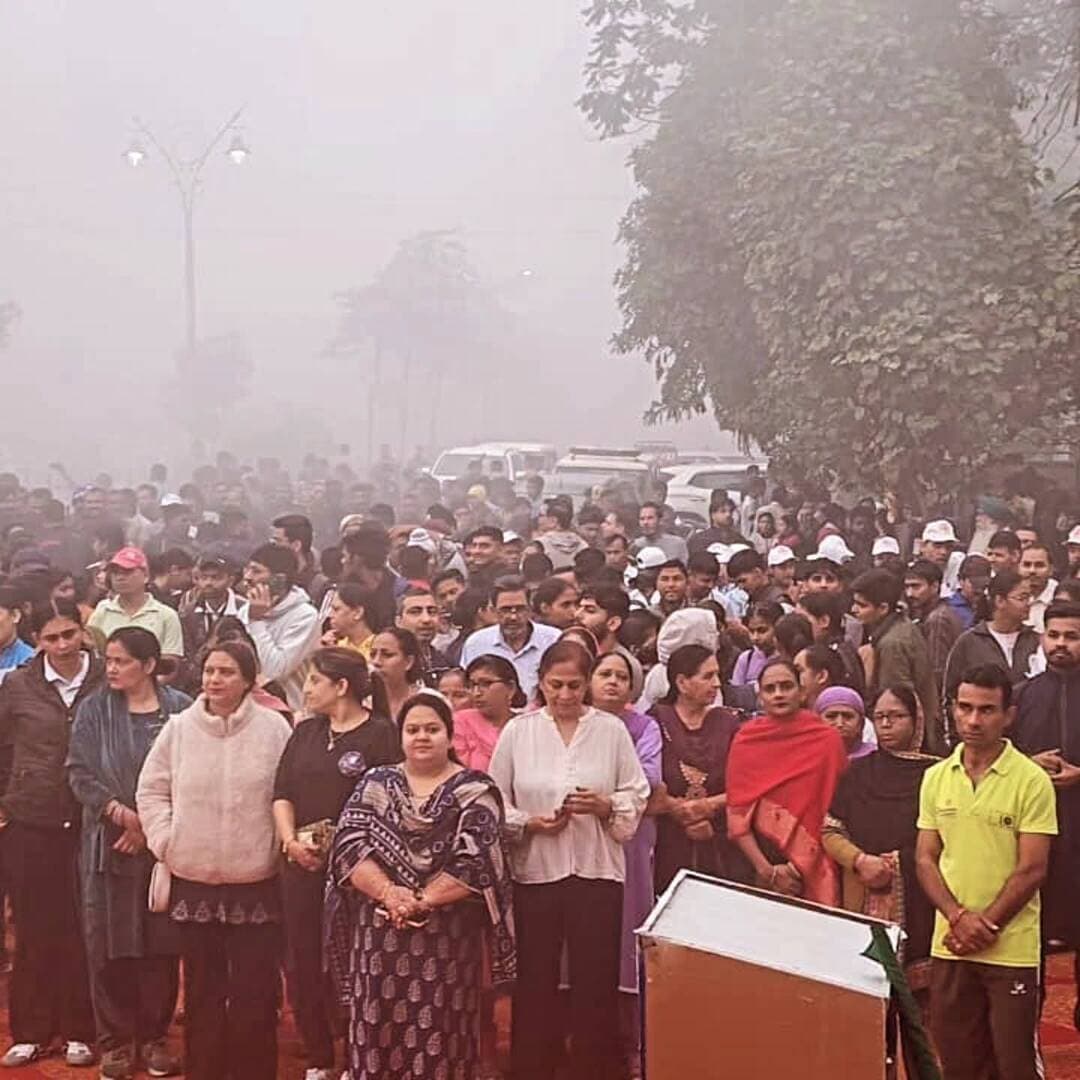 लौह पुरुष एवं भारत रत्न सरदार वल्लभभाई पटेल जी की जयंती पर जगाधरी में आयोजित **‘रन फॉर यूनिटी’** दौड़ में मेयर सुमन बहमनी सहभागिता की।
इस अवसर पर मुख्य अतिथि हरियाणा सरकार में कैबिनेट मंत्री श्री श्याम सिंह राणा जी, यमुनानगर विधायक श्री घनश्याम दास अरोड़ा जी, भाजपा जिला अध्यक्ष श्री राजेश सपरा जी एवं पूर्व मंत्री चौधरी कंवरपाल जी की गरिमामयी उपस्थिति रही। सभी अतिथियों ने उपस्थित युवाओं को संबोधित करते हुए सरदार पटेल जी के जीवन, उनके अदम्य साहस और राष्ट्र की एकता एवं अखंडता के लिए किए गए ऐतिहासिक योगदान को याद किया।आइए, इस राष्ट्रीय एकता दिवस पर हम सभी देश की एकता, अखंडता और आपसी भाईचारे को बनाए रखने का संकल्प लें।
**एकता हमारी शक्ति है, अखंडता हमारी पहचान है।**
🇮🇳 **एक भारत – श्रेष्ठ भारत!**
#RunForUnity #राष्ट्रीयएकतादिवस #SardarVallabhbhaiPatel #एकभारतश्रेष्ठभारत