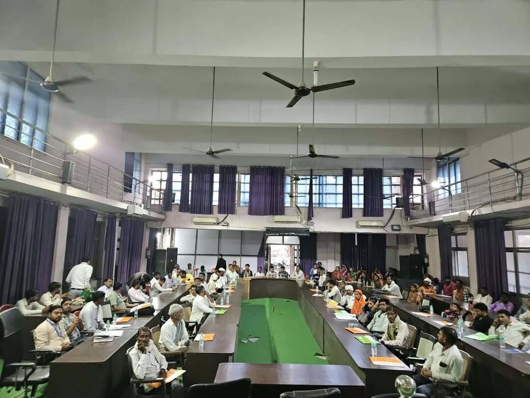 рдкреНрд░рдзрд╛рдирдордВрддреНрд░реА рд╡рд┐рд╢реНрд╡рдХрд░реНрдорд╛ рдпреЛрдЬрдирд╛ рдХреЗ 21 рд╣рд┐рддрдЧреНрд░рд╛рд╣рд┐рдпреЛрдВ рдХреЛ рдореМрдХреЗ рдкрд░ рд╡рд┐рддрд░рд┐рдд рдХрд┐рдП рдЛрдг рд╕реНрд╡реАрдХреГрддрд┐ рдкрддреНрд░
рдПрдордПрд╕рдПрдордИ рд╡рд┐рдХрд╛рд╕ рдХрд╛рд░реНрдпрд╛рд▓рдп рджреНрд╡рд╛рд░рд╛ рдЖрдпреЛрдЬрд┐рдд рдЬрд╛рдЧрд░реВрдХрддрд╛ рдХрд╛рд░реНрдпрдХреНрд░рдо рдореЗрдВ 100 рд╣рд┐рддрдЧреНрд░рд╛рд╣рд┐рдпреЛрдВ рдиреЗ рд▓рд┐рдпрд╛ рднрд╛рдЧ, рдмреИрдВрдХрд┐рдВрдЧ рдПрд╡рдВ рдорд╛рд░реНрдХреЗрдЯрд┐рдВрдЧ рдХреА рджреА рдЧрдИ рдЬрд╛рдирдХрд╛рд░реА
рдХрд▓реЗрдХреНрдЯрд░ рд╢реНрд░реА рд▓реЛрдХреЗрд╢ рдХреБрдорд╛рд░ рдЬрд╛рдВрдЧрд┐реЬ рдХреЗ рдирд┐рд░реНрджреЗрд╢рди рдПрд╡рдВ рдореБрдЦреНрдп рдХрд╛рд░реНрдпрдкрд╛рд▓рди рдЕрдзрд┐рдХрд╛рд░реА рдЬрд┐рд▓рд╛ рдкрдВрдЪрд╛рдпрдд рд╢реНрд░реА рдХрдорд▓реЗрд╢ рдХреБрдорд╛рд░ рднрд╛рд░реНрдЧрд╡ рдХреЗ рдорд╛рд░реНрдЧрджрд░реНрд╢рди рдореЗрдВ рдкреНрд░рдзрд╛рдирдордВрддреНрд░реА рд╡рд┐рд╢реНрд╡рдХрд░реНрдорд╛ рдпреЛрдЬрдирд╛ рдХреЗ рд╣рд┐рддрдЧреНрд░рд╛рд╣рд┐рдпреЛрдВ рдХреЛ рд╡рд┐рддреНрддреАрдп рд╕рд╣рд╛рдпрддрд╛, рдмреНрд░рд╛рдВрдбрд┐рдВрдЧ рдПрд╡рдВ рдорд╛рд░реНрдХреЗрдЯрд┐рдВрдЧ рдХреА рдЬрд╛рдирдХрд╛рд░реА рдЙрдкрд▓рдмреНрдз рдХрд░рд╛рдиреЗ рдХреЗ рдЙрджреНрджреЗрд╢реНрдп рд╕реЗ рдПрдХ рджрд┐рд╡рд╕реАрдп рдЬрд╛рдЧрд░реВрдХрддрд╛ рдХрд╛рд░реНрдпрдХреНрд░рдо рдЖрдпреЛрдЬрд┐рдд рдХрд┐рдпрд╛ рдЧрдпрд╛ред рдПрдордПрд╕рдПрдордИ рд╡рд┐рдХрд╛рд╕ рдХрд╛рд░реНрдпрд╛рд▓рдп рдЧреНрд╡рд╛рд▓рд┐рдпрд░ рджреНрд╡рд╛рд░рд╛ рдирдЧрд░ рдирд┐рдЧрдо рдореБрд░реИрдирд╛ рдХреЗ рд╕рднрд╛рдЧрд╛рд░ рдореЗрдВ рдЖрдпреЛрдЬрд┐рдд рдХрд╛рд░реНрдпрдХреНрд░рдо рдореЗрдВ рдЙрдк рдирд┐рджреЗрд╢рдХ, рдПрдордПрд╕рдПрдордИ рднрд╛рд░рдд рд╕рд░рдХрд╛рд░ рд╢реНрд░реА рд░рд╛рдЬреАрд╡ рдХреБрдорд╛рд░ рдореБрдЦреНрдп рдЕрддрд┐рдерд┐ рдХреЗ рд░реВрдк рдореЗрдВ рдЙрдкрд╕реНрдерд┐рдд рд░рд╣реЗред
рдХрд╛рд░реНрдпрдХреНрд░рдо рдХрд╛ рдЙрджреНрджреЗрд╢реНрдп рдкреНрд░рдзрд╛рдирдордВрддреНрд░реА рд╡рд┐рд╢реНрд╡рдХрд░реНрдорд╛ рдпреЛрдЬрдирд╛ рдХреЗ рдЕрдВрддрд░реНрдЧрдд рдмреБрдирд┐рдпрд╛рджреА рдкреНрд░рд╢рд┐рдХреНрд╖рдг рдкреНрд░рд╛рдкреНрдд рдХрд░ рдЪреБрдХреЗ рд╣рд┐рддрдЧреНрд░рд╛рд╣рд┐рдпреЛрдВ рдХреЛ рдмреИрдВрдХрд┐рдВрдЧ рд╕реБрд╡рд┐рдзрд╛рдУрдВ, рдЛрдг рдкреНрд░рдХреНрд░рд┐рдпрд╛, рдЙрддреНрдкрд╛рджреЛрдВ рдХреА рдмреНрд░рд╛рдВрдбрд┐рдВрдЧ рдПрд╡рдВ рд╡рд┐рдкрдгрди рд╕рдВрдмрдВрдзреА рдЬрд╛рдирдХрд╛рд░реА рджреЗрдХрд░ рдЙрдирдХреЗ рдкрд╛рд░рдВрдкрд░рд┐рдХ рд╡реНрдпрд╡рд╕рд╛рдпреЛрдВ рдХреЛ рдкреНрд░реЛрддреНрд╕рд╛рд╣рд┐рдд рдХрд░рдирд╛ рддрдерд╛ рд╕реНрд╡рд░реЛрдЬрдЧрд╛рд░ рдХреЗ рдорд╛рдзреНрдпрдо рд╕реЗ рдЖрддреНрдордирд┐рд░реНрднрд░ рдмрдирд╛рдирд╛ рдерд╛ред
рдХрд╛рд░реНрдпрдХреНрд░рдо рдХреЗ рджреМрд░рд╛рди рдореБрдЦреНрдп рдЕрддрд┐рдерд┐ рд╢реНрд░реА рд░рд╛рдЬреАрд╡ рдХреБрдорд╛рд░ рдиреЗ рдкреНрд░рдзрд╛рдирдордВрддреНрд░реА рд╡рд┐рд╢реНрд╡рдХрд░реНрдорд╛ рдпреЛрдЬрдирд╛ рдХреЗ 21 рд╣рд┐рддрдЧреНрд░рд╛рд╣рд┐рдпреЛрдВ рдХреЛ рдореМрдХреЗ рдкрд░ рдЛрдг рд╕реНрд╡реАрдХреГрддрд┐ рдкрддреНрд░ рдкреНрд░рджрд╛рди рдХрд┐рдПред рдЗрд╕ рдЕрд╡рд╕рд░ рдкрд░ рд╣рд┐рддрдЧреНрд░рд╛рд╣рд┐рдпреЛрдВ рдиреЗ рдпреЛрдЬрдирд╛ рдХреЗ рдорд╛рдзреНрдпрдо рд╕реЗ рдкреНрд░рд╛рдкреНрдд рд╡рд┐рддреНрддреАрдп рд╕рд╣рдпреЛрдЧ рдХреЗ рд▓рд┐рдП рднрд╛рд░рдд рд╕рд░рдХрд╛рд░, рдЬрд┐рд▓рд╛ рдкреНрд░рд╢рд╛рд╕рди рдПрд╡рдВ рдмреИрдВрдХрд┐рдВрдЧ рддрдВрддреНрд░ рдХреЗ рдкреНрд░рддрд┐ рдЖрднрд╛рд░ рд╡реНрдпрдХреНрдд рдХрд┐рдпрд╛ред
рдореБрдЦреНрдп рдЕрддрд┐рдерд┐ рд╢реНрд░реА рд░рд╛рдЬреАрд╡ рдХреБрдорд╛рд░ рдиреЗ рд╣рд┐рддрдЧреНрд░рд╛рд╣рд┐рдпреЛрдВ рдХреЛ рд╕рдВрдмреЛрдзрд┐рдд рдХрд░рддреЗ рд╣реБрдП рдХрд╣рд╛ рдХрд┐ рдЛрдг рд░рд╛рд╢рд┐ рдХрд╛ рд╕рджреБрдкрдпреЛрдЧ рдХрд░ рдЕрдкрдиреЗ рдкрд╛рд░рдВрдкрд░рд┐рдХ рд╡реНрдпрд╡рд╕рд╛рдп рдХреЛ рдФрд░ рдЕрдзрд┐рдХ рд╕реБрджреГреЭ рдмрдирд╛рдПрдВред рдЙрддреНрдкрд╛рджреЛрдВ рдХреА рдЧреБрдгрд╡рддреНрддрд╛, рдмреЗрд╣рддрд░ рдмреНрд░рд╛рдВрдбрд┐рдВрдЧ рдПрд╡рдВ рдорд╛рд░реНрдХреЗрдЯрд┐рдВрдЧ рдкрд░ рд╡рд┐рд╢реЗрд╖ рдзреНрдпрд╛рди рджреЗрдВ, рдЬрд┐рд╕рд╕реЗ рдЙрдиреНрд╣реЗрдВ рдЕрдкрдиреЗ рдЙрддреНрдкрд╛рджреЛрдВ рдХреЗ рд▓рд┐рдП рд╡реНрдпрд╛рдкрдХ рдмрд╛рдЬрд╛рд░ рдорд┐рд▓ рд╕рдХреЗред рдЙрдиреНрд╣реЛрдВрдиреЗ рд╣рд┐рддрдЧреНрд░рд╛рд╣рд┐рдпреЛрдВ рдХреЛ рд╕реНрд╡рд░реЛрдЬрдЧрд╛рд░ рдХреЗ рдорд╛рдзреНрдпрдо рд╕реЗ рдЖрд░реНрдерд┐рдХ рд░реВрдк рд╕реЗ рдЖрддреНрдордирд┐рд░реНрднрд░ рдмрдирдиреЗ рдХреЗ рд▓рд┐рдП рдкреНрд░реЗрд░рд┐рдд рдХрд┐рдпрд╛ред
рдХрд╛рд░реНрдпрдХреНрд░рдо рдореЗрдВ рдПрд▓рдбреАрдПрдо рд╢реНрд░реА рд╕рд┐рджреНрдзрд╛рд░реНрде рдХреБрдорд╛рд░, рд╕рд╣рд╛рдпрдХ рд╕рдВрдЪрд╛рд▓рдХ рдЧреНрд░рд╛рдореЛрджреНрдпреЛрдЧ рд╢реНрд░реА рдЬрдЧрджреАрд╢ рдпрд╛рджрд╡, рд╕рд╣рд╛рдпрдХ рд╕рдВрдЪрд╛рд▓рдХ рдЬрд┐рд▓рд╛ рд╡реНрдпрд╛рдкрд╛рд░ рдПрд╡рдВ рдЙрджреНрдпреЛрдЧ рдХреЗрдВрджреНрд░ рд╢реНрд░реА рд╕рдВрдЬрдп рд╕рд┐рдВрд╣ рдЪреМрд╣рд╛рди, рд╕рд╣рд╛рдпрдХ рд╕рдВрдЪрд╛рд▓рдХ рдЧреНрд░рд╛рдореЛрджреНрдпреЛрдЧ рддрдХрдиреАрдХреА рд╢реНрд░реА рдзрд░реНрдореЗрдиреНрджреНрд░ рдмрд╛рдердо, рд╕реЗрдбрдореИрдк рдХреЗ рдорд╛рд░реНрдХреЗрдЯрд┐рдВрдЧ рдлреИрдХрд▓реНрдЯреА рд╢реНрд░реА рдЖрд░.рдХреЗ. рд╢рд░реНрдорд╛ рддрдерд╛ рд╢рд╛рд╕рдХреАрдп рдЖрдИрдЯреАрдЖрдИ рдХреЗ рдкреНрд░рд╛рдЪрд╛рд░реНрдп рд╢реНрд░реА рдЕрдорд┐рдд рдХреБрд▓рд╢реНрд░реЗрд╖реНрда рдЙрдкрд╕реНрдерд┐рдд рд░рд╣реЗред
рдХрд╛рд░реНрдпрдХреНрд░рдо рдореЗрдВ рд▓рдЧрднрдЧ 100 рд╣рд┐рддрдЧреНрд░рд╛рд╣рд┐рдпреЛрдВ рдиреЗ рд╕рд╣рднрд╛рдЧрд┐рддрд╛ рдХрд░ рдпреЛрдЬрдирд╛ рдХреЗ рд╡рд┐рднрд┐рдиреНрди рдкреНрд░рд╛рд╡рдзрд╛рдиреЛрдВ рдПрд╡рдВ рдЙрдкрд▓рдмреНрдз рд╕реБрд╡рд┐рдзрд╛рдУрдВ рдХреА рдЬрд╛рдирдХрд╛рд░реА рдкреНрд░рд╛рдкреНрдд рдХреАред рдХрд╛рд░реНрдпрдХреНрд░рдо рдХрд╛ рд╕рдВрдЪрд╛рд▓рди рдПрдордПрд╕рдПрдордИ рд╡рд┐рдХрд╛рд╕ рдХрд╛рд░реНрдпрд╛рд▓рдп рдЧреНрд╡рд╛рд▓рд┐рдпрд░ рдХреА рд╕рд╣рд╛рдпрдХ рдирд┐рджреЗрд╢рдХ рд╢реНрд░реАрдорддреА рдирд┐рдХреБрдВрдЬ рд╢рд░реНрдорд╛ рдиреЗ рдХрд┐рдпрд╛ рддрдерд╛ рдЖрднрд╛рд░ рд╕рд╣рд╛рдпрдХ рд╕рдВрдЪрд╛рд▓рдХ рдЧреНрд░рд╛рдореЛрджреНрдпреЛрдЧ рд╢реНрд░реА рдЬрдЧрджреАрд╢ рдпрд╛рджрд╡ рдиреЗ рд╡реНрдпрдХреНрдд рдХрд┐рдпрд╛ред
CM Madhya Pradesh #CMMadhyaPradesh #JansamparkMP #morena2026 #Morena #MadhyaPradesh
