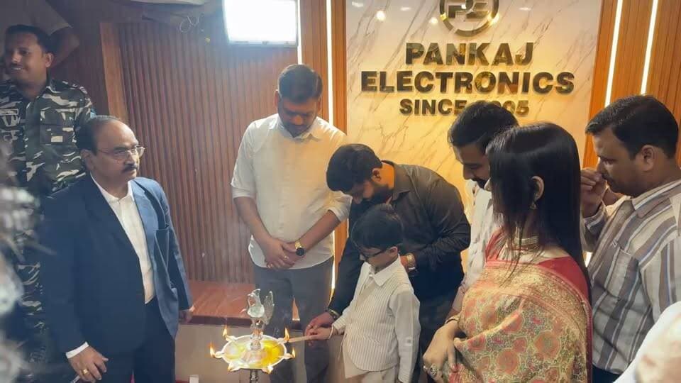 बैंक मोड़ में पंकज इलेक्ट्रॉनिक्स के दूसरे ब्रांच का धनबाद मेयर संजीव सिंह ने किया उद्घाटन