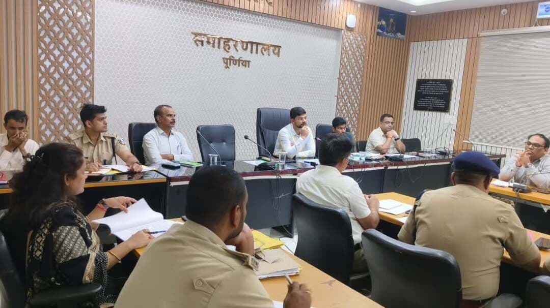 समाहरणालय पूर्णिया,
जनसंपर्क कार्यालय,
प्रेस विज्ञप्ति :-1756,
दिनांक 31/10/2026 ,
==================
सड़क सुरक्षा को लेकर जिलाधिकारी ने दिए सख्त निर्देश, ब्लैक स्पॉट पर स्पीड ब्रेकर लगाने एवं संयुक्त अभियान चलाकर यातायात व्यवस्था करें सुदृढ़:-
जिला पदाधिकारी, पूर्णिया श्री अंशुल कुमार भा०प्र०से० की अध्यक्षता में समाहरणालय स्थित प्रज्ञान सभागार में जिला सड़क सुरक्षा समिति की महत्वपूर्ण बैठक आयोजित की गई।
बैठक में सड़क सुरक्षा उपायों, यातायात व्यवस्था को सुदृढ़ बनाने की विस्तृत समीक्षा की गई।
बैठक में जिलाधिकारी महोदय ने कहा कि सड़क दुर्घटनाओं पर प्रभावी अंकुश लगाने के लिए सभी संबंधित विभाग आपसी समन्वय के साथ कार्य करें।
सड़क सुरक्षा केवल परिवहन एवं पुलिस विभाग की जिम्मेदारी नहीं है, बल्कि सभी संबंधित विभागों को इसके लिए सामूहिक रूप से जवाबदेही निभानी होगी।
उन्होंने दुर्घटना संभावित स्थलों (ब्लैक स्पॉट) को चिह्नित कर वहां आवश्यक सुधारात्मक उपाय करने तथा पथ निर्माण विभाग, RCD एवं NHAI को ऐसे स्थलों पर आवश्यकतानुसार स्पीड ब्रेकर लगाने का निर्देश दिया।
बैठक में प्रधानमंत्री राहत (PM RAHAT) योजना के क्रियान्वयन पर भी विस्तार से चर्चा की गई। जिलाधिकारी महोदय ने GMCH के अधीक्षक, नोडल आयुष्मान पदाधिकारी एवं यातायात पुलिस के संबंधित अधिकारियों के बीच बेहतर समन्वय स्थापित करने का निर्देश दिया। जिलाधिकारी महोदय ने कहा कि सड़क दुर्घटना में घायल पीड़ितों को यथाशीघ्र समुचित चिकित्सा सुविधा उपलब्ध कराने के साथ-साथ योजना के प्रावधानों के अनुरूप पात्र पीड़ितों को कैशलेस उपचार एवं मुआवजे का लाभ दिलाने की दिशा में आवश्यक पहल की जाए।
गुलाबबाग से दालकोला चेक पोस्ट तक जर्जर सड़क की स्थिति को गंभीरता से लेते हुए जिलाधिकारी महोदय ने NHAI के प्रोजेक्ट मैनेजर को अविलंब मरम्मत कराने का निर्देश दिया।
वहीं, दालकोला चेक पोस्ट स्थित वे-ब्रिज की मरम्मत के लिए जिला परिवहन पदाधिकारी को आवश्यक समन्वय स्थापित कर कार्रवाई सुनिश्चित करने को कहा गया।
जिलाधिकारी महोदय ने पुलिस एवं परिवहन विभाग को लगातार संयुक्त अभियान चलाकर यातायात व्यवस्था को सुदृढ़ करने का निर्देश दिया।
जिलाधिकारी महोदय ने नाबालिगों द्वारा वाहन चलाने पर रोक लगाने, हेलमेट एवं सीट बेल्ट के अनिवार्य उपयोग तथा यातायात नियमों का कड़ाई से अनुपालन सुनिश्चित कराने के लिए अतिरिक्त पुलिस बल की तैनाती कर प्रभावी कार्रवाई करने का निर्देश दिया।
#cmsamrat
#samratchoudhary
#pmmodi
