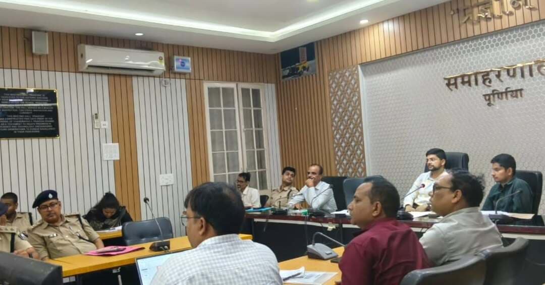 समाहरणालय पूर्णिया,
जनसंपर्क कार्यालय
प्रेस विज्ञप्ति 1749,
दिनांक:31/10/ 2026,
==================
पूर्णिया में 27 अक्टूबर से 25 नवंबर तक चलेगा विशेष नशामुक्ति जागरूकता अभियान: जिला पदाधिकारी अंशुल कुमार।
जिलाधिकारी ने 'नशामुक्ति भारत अभियान समिति' के अधिकारियों के साथ की समीक्षा बैठक, दिए की महत्वपूर्ण दिशा-निर्देश।
अभियान को केवल प्रशासनिक औपचारिकता नहीं, बल्कि एक सशक्त जन-आंदोलन बनाने पर जोर
31 अक्टूबर 2026 को जिला स्तरीय 'Drug Demand Reduction Committee' की बैठक आहूत की गई।
सामाजिक सुरक्षा निदेशालय, बिहार, पटना के निर्देशानुसार तथा मद्यनिषेध, उत्पाद एवं निबंधन विभाग के आलोक में पूर्णिया जिले में 27 अक्टूबर से 25 नवंबर 2026 तक व्यापक नशामुक्ति जागरूकता अभियान संचालित किया जा रहा है।
इसी क्रम में समाहरणालय स्थित प्रज्ञान सभागार में जिला पदाधिकारी श्री अंशुल कुमार (भा.प्र.से.) की अध्यक्षता में नशामुक्ति भारत अभियान समिति से जुड़े सभी प्रमुख विभागों की एक उच्चस्तरीय समीक्षा बैठक का आयोजन किया गया।
बैठक में शामिल प्रमुख विभाग एवं अधिकारी
इस समीक्षा बैठक में पंचायती राज, ICDS (बाल विकास सेवा योजना), शिक्षा, खेल, जीविका, मद्यनिषेध एवं उत्पाद विभाग, मेरा युवा भारत, सभी प्रखंड विकास पदाधिकारी (BDO) एवं सभी बाल विकास परियोजना पदाधिकारी (CDPO) एवं संबंधित अधिकारी शामिल थे।
इसके साथ ही सहायक निदेशक, जिला सामाजिक सुरक्षा कोषांग, पूर्णिया (अमरेश कुमार) द्वारा 'National Action Plan for Drug Demand Reduction' (NAPDDR) एवं 'Nasha Mukt Bharat Abhiyan' (NMBA) के प्रभावी संचालन हेतु गठित जिला-स्तरीय समिति (District-Level Drug Demand Reduction Committee) की मासिक समीक्षा बैठक की गई।
रणनीतिक के तहत् कार्य करने का निर्देश:-
बहुस्तरीय जागरूकता गतिविधियां:-- शराब, तंबाकू, गुटखा एवं अन्य नशीले पदार्थों के दुष्प्रभावों के प्रति आम जनमानस को जागरूक करने के लिए आंगनबाड़ी केंद्रों, विद्यालयों और सार्वजनिक स्थानों पर प्रभात रैलियां, शपथ ग्रहण समारोह और जन-संवाद जैसी गतिविधियों का प्रभावी निष्पादन किया जाएगा।
जन-आंदोलन का रूप:-- जिलाधिकारी महोदय द्वारा स्पष्ट निर्देश दिया गया कि इस अभियान को केवल प्रशासनिक औपचारिकता तक सीमित न रखा जाए, बल्कि इसे एक जन-आंदोलन बनाया जाए ताकि युवाओं और परिवारों को नशे के शारीरिक, मानसिक एवं सामाजिक दुष्प्रभावों से बचाया जा सके।
#cmsamrat
#samratchoudhary
#pmmodi