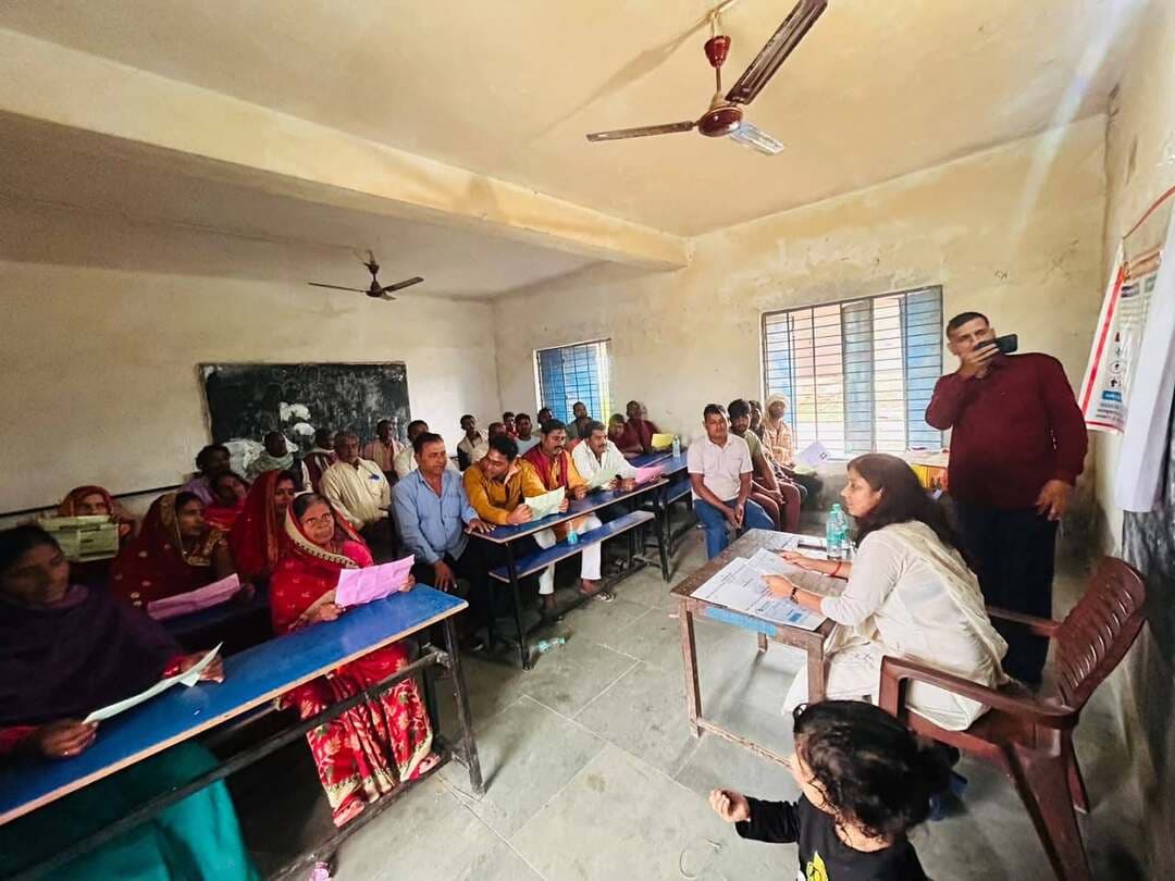 *प्रेस विज्ञप्ति*
आज दिनांक-31.10.2026 को श्रम संसाधन एवं प्रवासी श्रमिक कल्याण विभाग, बिहार सरकार के निर्देश के आलोक में पूर्वी चंपारण जिला के सभी प्रखंडों में वृहत कैंप का आयोजन किया गया है! जिसमें विभाग द्वारा चलाई जा रही सभी योजनाओं की जानकारी सभी श्रमिकों को श्रम प्रवर्तन पदाधिकारी के द्वारा दिया जा रहा है!
सत्य प्रकाश, श्रम अधीक्षक, पूर्वी चंपारण, मोतिहारी द्वारा बताया गया कि इस कैंप के माध्यम से सभी श्रमिकों को श्रम संसाधन एवं प्रवासी श्रमिक कल्याण विभाग द्वारा संचालित योजनाओं की जानकारी देते हुए श्रमिकों को जागरूक तथा प्रचार-प्रसार हेतु अनुरोध किया जा रहा है! साथ ही श्रम अधीक्षक, पूर्वी चंपारण, मोतिहारी द्वारा सभी श्रमिकों से अनुरोध किया गया कि वैसे श्रमिक जिन्होंने बिहार भवन एवं अन्य सन्निर्माण कर्मकार कल्याण बोर्ड के अंतर्गत निबंधत है तथा उनका नवीकरण समाप्त हो गया है! वे अपना नवीकरण श्रम अधीक्षक कार्यालय, पूर्वी चंपारण, मोतिहारी अथवा सभी प्रखंडों मे अवस्थित श्रम प्रवर्तन पदाधिकारी के कार्यालय के कार्यालय में संपर्क स्थापित कर अपना लेबर कार्ड का नवीकरण अवश्य करा ले! नवीकरण नहीं होने की स्थिति में श्रमिक बिहार भवन एवं अन्य सन्निर्माण कर्मकार कल्याण बोर्ड के अंतर्गत संचालित योजनाओं से वंचित रह जाएंगे।
Information & Public Relations Department, Government of Bihar श्रम संसाधन विभाग, बिहार सरकार