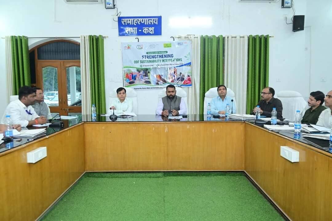 आज दिनांक 31-10-26 को पूर्वी चंपारण समाहरणालय स्थित डॉ राधाकृष्णन सभागार में वाड्स फाउंडेशन (WADS Foundation) / यूनिसेफ द्वारा लोहिया स्वच्छ बिहार अभियान के अंतर्गत ODF सस्टेनेबिलिटी (खुले में शौच से मुक्त स्थिति की स्थिरता) विषय पर एक दिवसीय कार्यशाला का आयोजन किया गया।
कार्यशाला का शुभारंभ जिलाधिकारी श्री सौरभ सुमन यादव और उप विकास आयुक्त डॉ प्रदीप कुमार द्वारा किया गया।
कार्यशाला में निदेशक (डीआरडीए), यूनिसेफ के प्रशिक्षक, जिला स्वच्छता टीम, सभी प्रखंड विकास पदाधिकारी एवं प्रखंड समन्वयक उपस्थित रहे। इस अवसर पर यूनिसेफ के प्रशिक्षकों द्वारा प्रतिभागियों को ODF सस्टेनेबिलिटी पर विशेष प्रशिक्षण प्रदान किया गया।
उद्घाटन सत्र में जिलाधिकारी ने लोहिया स्वच्छ बिहार अभियान के अंतर्गत निर्मित सभी परिसंपत्तियों (Assets) के रख-रखाव एवं संधारण पर विशेष ध्यान देने का निर्देश दिया, ताकि इनका दीर्घकालिक उपयोग सुनिश्चित हो सके। उन्होंने कहा कि लोहिया स्वच्छ बिहार अभियान अंतर्गत सामुदायिक शौचालय के निर्माण का लोकेशन सही जगह पर चुना जाए ताकि इसका आधिकारिक उपयोग हो सके और जो भी शौचालय बने हैं उसका उपयोग हो इसे सुनिश्चित कराया जाए। साथ ही जहां मेंटेनेंस की आवश्यकता है उसे ठीक करा दिया जाय। जिलाधिकारी के द्वारा कस्तूरबा गांधी विद्यालयों को भी देख लेने की बात कही गई एवं वहां कायाकल्प अभियान अंतर्गत कार्यों को शीघ्र पूरा करा देने का निर्देश सभी प्रखंड विकास पदाधिकारी को दिया गया। जिलाधिकारी के द्वारा नए आंगनबाड़ी केंद्र के निर्माण से संबंधित भूमि का प्रस्ताव संबंधित अंचल अधिकारी से मिलकर शीघ्र प्राप्त कर लेने का निर्देश भी दिया गया।
उप विकास आयुक्त ने अपने संबोधन में कहा कि ODF सस्टेनेबिलिटी को व्यवहार परिवर्तन के माध्यम से लोगों की आदत में शामिल किया जाना आवश्यक है। उन्होंने कहा कि स्वच्छता को केवल एक अभियान न मानकर दैनिक जीवन की आदत बनाने से ही ODF स्थिति को स्थायी रूप से बनाए रखा जा सकता है।
Information & Public Relations Department, Government of Bihar