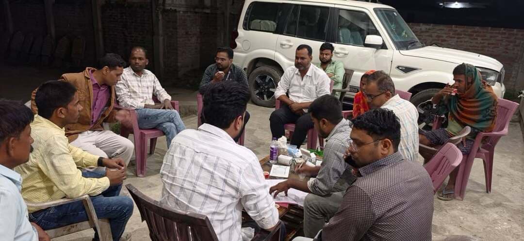*जागरूकता के साथ जिले में चल रहा है रात्रि रक्त पट संग्रह कार्यक्रम*
- रैंडम एवं सेंटीनल साईट पर की जा रहीं है 20 वर्ष से ऊपर के लोगों की जाँच
मोतिहारी, 31 अक्टूबर 26
पूर्वी चंपारण जिले में निर्धारित तिथियों के अनुसार स्वास्थ्यकर्मियों,आईसीडीएस, जीविका, शिक्षा विभाग, पंचायती राज विभाग के साथ जनप्रतिनिधियों के सहयोग से
सफलता पूर्वक रात्रि रक्त पट संग्रह कार्यक्रम संचालित किया जा रहा है।इस सम्बन्ध में जिले के डीभीडीसीओ डॉ निकेश कु सिँह ने कहा की जिले के सभी 27 प्रखंड में यह कार्यक्रम चलाया जा रहा है उन्होंने बताया की
रैंडम एवं सेंटीनल साईट पर 20 वर्ष से ऊपर के लोगों की रक्त जाँच की जा रहीं है ताकि पता लगाया जा सकें की कितने प्रतिशत लोगों के अंदर फाईलेरिया के परजीवी मौजूद है।उन्होंने जानकारी देते हुए कहा की एनबीएस के दौरान रिपोर्ट पॉजिटिव आने पर आशा के माध्यम से सम्पर्क कर मरीज को 13 दिनों तक दवा सेवन कराया जाता है, वहीं हाथी पाँव मरीजों का समय समय पर सीएचओ, स्वास्थ्य कर्मियों व पार्टनर्स एजेंसी के सदस्यों द्वारा फॉलोअप किया जाता है।जानकारी के अनुसार 25 हजार 200 में 14 हजार से ज्यादा की जाँच हो गईं है वहीं कई क्षेत्र में लोग पॉजिटिव भी आए है। वहीं मधुबन के आयुष्मान आरोग्य मंदिर जितौरा के सीएचओ जीतेन्द्र कुमार ने बताया की दुलमा ग्राम में फाइलेरिया उन्मूलन अभियान के अंतर्गत जागरूकता कार्यक्रम एवं रात्रि रक्त पट संग्रह का आयोजन किया गया। इस दौरान मुखिया बेबी यादव, धनंजय कुमार यादव आशा एवं जीविका के सहयोग से घर-घर जाकर लोगों को फाइलेरिया बीमारी एवं रात्रि रक्त जांच के महत्व के बारे में जागरूक किया गया। जागरूकता के माध्यम से ग्रामीणों को जांच स्थल पर लाकर कुल 81 लोगों का रक्त पट संग्रह किया गया।
Information & Public Relations Department, Government of Bihar Samrat Choudhary CMO Bihar