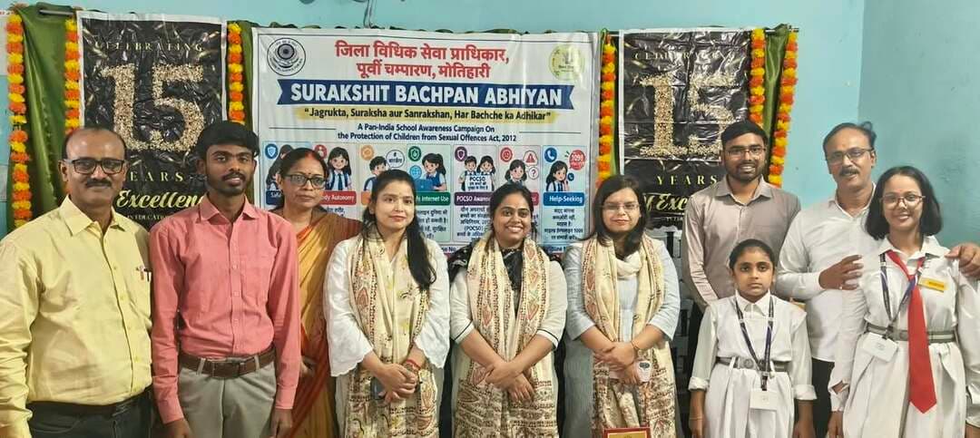 *"सुरक्षित बचपन जागरूकता अभियान" के तहत बच्चों को किया गया जागरूक*
:- पॉक्सो कानून, गुड टच-बैड टच और अनजान लोगों से सतर्क रहने की दी गई जानकारी
मोतिहारी, 31 अक्टूबर, 26
जिला विधिक सेवा प्राधिकार, पूर्वी चंपारण के तत्वावधान में सुरक्षित बचपन जागरूकता अभियान के तहत ठाकुरबाड़ी स्थित इरा प्रेप पब्लिक स्कूल में जागरूकता कार्यक्रम का आयोजन किया गया। कार्यक्रम में बच्चों को उनके अधिकारों, सुरक्षा और संरक्षण के प्रति जागरूक किया गया। इस दौरान बच्चों को पॉक्सो कानून, गुड टच-बैड टच तथा अनजान लोगों से बातचीत और संपर्क करने में सावधानी बरतने के बारे में विस्तार से जानकारी दी गई। कार्यक्रम में न्यायिक मजिस्ट्रेट सुश्री सुष्मिता, न्यायिक मजिस्ट्रेट सुश्री प्रज्ञा, सिविल जज सुश्री जयश्री ज्योति एवं विद्यालय के डायरेक्टर राजेश कुमार, प्रिंसिपल वंदना कुमारी ने बच्चों को संबोधित करते हुए कहा कि प्रत्येक बच्चे की सुरक्षा और संरक्षण उसका मौलिक अधिकार है। बच्चों को सुरक्षित वातावरण उपलब्ध कराना परिवार, विद्यालय और समाज की सामूहिक जिम्मेदारी है। उन्होंने कहा कि बच्चों को कम उम्र से ही अपने अधिकारों और सुरक्षा से जुड़े महत्वपूर्ण विषयों की जानकारी देना आवश्यक है, ताकि वे किसी भी अनुचित व्यवहार को पहचान सकें और जरूरत पड़ने पर मदद मांग सकें। विधालय के शिक्षकों ने जागरूकता कार्यक्रम के दौरान बच्चों को गुड टच और बैड टच के बीच अंतर समझाया गया। उन्हें बताया गया कि यदि कोई व्यक्ति उनके साथ असहज या अनुचित व्यवहार करता है, तो वे चुप न रहें और इसकी जानकारी अपने माता-पिता, शिक्षक या किसी भरोसेमंद वयस्क को दें। बच्चों को अपनी व्यक्तिगत सीमाओं का सम्मान करने तथा किसी भी ऐसी परिस्थिति में सतर्क रहने के लिए प्रेरित किया गया, जिसमें वे असुरक्षित महसूस करें।पॉक्सो कानून के प्रति किया जागरूक करते हुए
न्यायिक मजिस्ट्रेट मोतिहारी सुश्री सुष्मिता कुमारी ने बच्चों को पॉक्सो कानून के बारे में जानकारी देते हुए बताया कि यह कानून बच्चों को यौन अपराधों से सुरक्षा प्रदान करने के लिए बनाया गया है। उन्होंने बच्चों को समझाया कि किसी भी प्रकार के अनुचित व्यवहार की स्थिति में डरने या चुप रहने के बजाय किसी विश्वसनीय व्यक्ति से सहायता लेनी चाहिए। साथ ही अनजान लोगों के साथ अनावश्यक संपर्क करने, उनकी बातों में आने तथा अपनी निजी जानकारी साझा करने से बचने की सलाह दी गई।वक्ताओं ने कहा कि सुरक्षित बचपन के निर्माण के लिए बच्चों को जागरूक बनाना बेहद जरूरी है। जागरूकता के माध्यम से बच्चे अपने अधिकारों को बेहतर ढंग से समझ सकते हैं और किसी भी संभावित खतरे की स्थिति में सही कदम उठा सकते हैं।कार्यक्रम का मुख्य उद्देश्य बच्चों को उनके कानूनी अधिकारों, व्यक्तिगत सुरक्षा और संरक्षण के प्रति जागरूक करना तथा उन्हें सुरक्षित एवं भयमुक्त वातावरण उपलब्ध कराने के लिए प्रेरित करना था।
Information & Public Relations Department, Government of Bihar Bihar Health Department